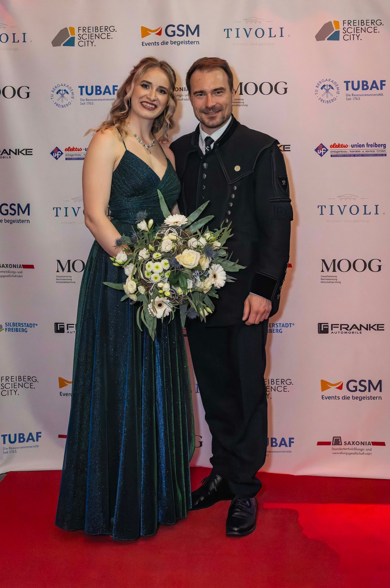 Emely Rausch ist unsere neue Silberstadtkönigin! 👑Beim festlichen Silberball des Freiberger Science City im Tivoli Freiberg wurde sie gestern zur fünften Majestät gewählt – entschieden durch Jury, Publikum vor Ort und erstmals auch durch eine Online-Abstimmung für alle Freibergerinnen und Freiberger.
Ich gratuliere Emely ganz herzlich und wünschen ihr viel Freude, Enthusiasmus und Erfolg im neuen Amt! 💕 Ein großes Dankeschön auch an alle Kandidatinnen für euren Mut und euren Einsatz.
Als Botschafterin unserer Silberstadt Freiberg wird Emely in den kommenden zwei Jahren viele Veranstaltungen begleiten, eigene Projekte umsetzen und natürlich bei der Bergparade mit dabei sein. Ihre Krönung erfolgt am 25. Juni zur feierlichen Eröffnung des Bergstadtfest Freiberg. 🎉
Danke auch an Laura Schröter für ihr Engagement und ihre großartige Amtszeit! 🫶
Ich freue mich auf die gemeinsame Zeit, in der wir hoffentlich viele schöne Erlebnisse für unsere Stadt schaffen und vielen Menschen eine Freude bereiten können. ⚒️🩶📈