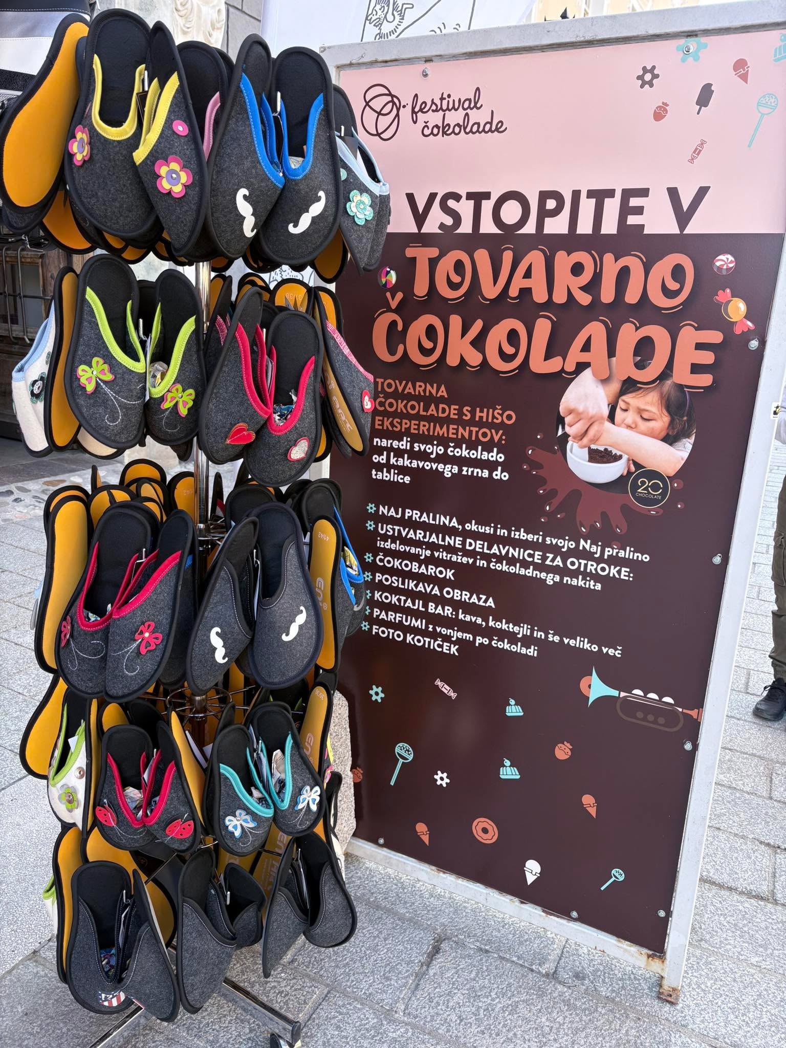 Danes me najdete na domačem terenu! 💪😍
Po dolgem času sem svojo stojnico postavila v čudovitem starem mestnem jedru – na Linhartovem trgu 🏡
Na voljo so unikatne torbice in denarnice, narejene z ljubeznijo in občutkom za detajle. Vsak kos je nekaj posebnega – ročno delo, ki ga ne najdete v trgovinah 💛
Če ste danes na Festivalu čokolade ali samo na sprehodu po mestu, se oglasite, poglejte, potipajte in mogoče najdete nekaj zase ali za darilo 🎁
👉 Z nakupom podprete domačo obrt in ustvarjalnost.
Se vidimo! 😊