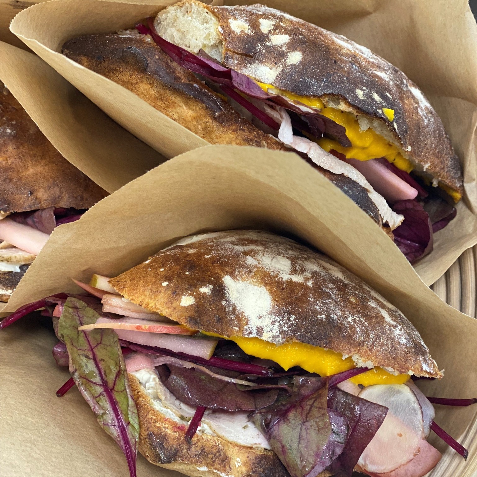 Mødedag i de smukke mødelokaler i Tinghuset - og sandwich fra Molens Måltider
Det gør jo selv de længste dagsordener til en fornøjelse.
#lokalmad #molensmåltider #tinghuset #mødelokaler #work2gether