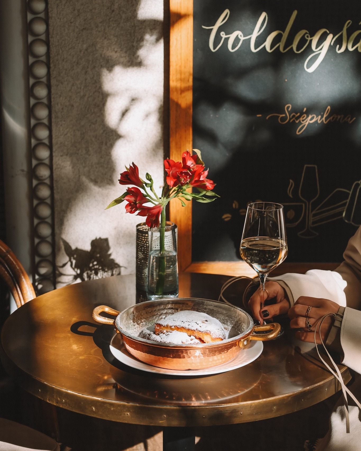 Péntek délután: lassíts, koccints és élvezd, ami igazán számít. ✨🥂
#mood #szépilona #szépilonabisztró #budapest #spring #terrace #gastro #bistro