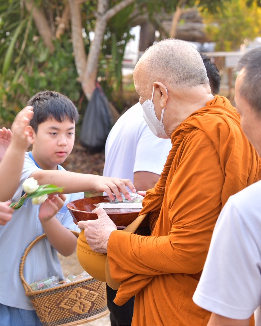 เช้าวันจันทร์ที่ ๑๓ เมษายน ๒๕๖๙ หลวงพ่ออินทร์ถวาย สันตุสสโก พร้อมด้วยคณะสงฆ์วัดป่านาคำน้อย ออกเดินรับบิณฑบาตที่หน้า โรงพยาบาลอำเภอนายูง วันนี้เป็นวันปีใหม่ไทย มีคณะศรัทธาญาติโยมออกมาใส่บาตรและร่วมพิธีที่ศาลานอกเป็นจำนวนมาก ก่อนฉันจังหัน หลวงพ่อเมตตาหัดให้คณะศรัทธาญาติโยมสมาทานศีลเอง เผื่อในยามเจ็บไข้ได้ป่วย อยู่ ณ ที่แห่งใดเมื่อไม่สบายกายไม่สบายใจก็สามารถตั้งจิตสมาทานศีลเองได้ จากนั้นหลวงพ่อเมตตาปรารภธรรม แจ้งข่าวยอดผู้แสดงความจำนงค์ที่จะตั้งโรงทานเนื่องในวันคล้ายวันเกิดหลวงพ่อ ๒๗ เมษายนนี้ มีจำนวน ๑๕๑ โรงทาน แนะนำให้ถือโอกาสในวันปีใหม่ตั้งหลักตั้งต้นใหม่ให้มั่นคง อะไรที่ไม่ดีในจิตในใจให้ทิ้งไป เอาคุณงามความดี คุณธรรม ศีลธรรมเข้ามาแทนที่ สุดท้ายหลวงพ่อพานำคณะสงฆ์กล่าวอนุโมทนาให้พรปีใหม่ไทยแก่ผู้ที่มาทำบุญในวันนี้
***************
• สนใจร่วมจองโรงทาน วันที่ ๒๖-๒๗ เมษายน ๒๕๖๙•
๐๘๖-๒๒๔-๓๔๔๔, ๐๘๓-๙๙๔-๖๖๑๖ ณ วัดป่านาคำน้อย
***************