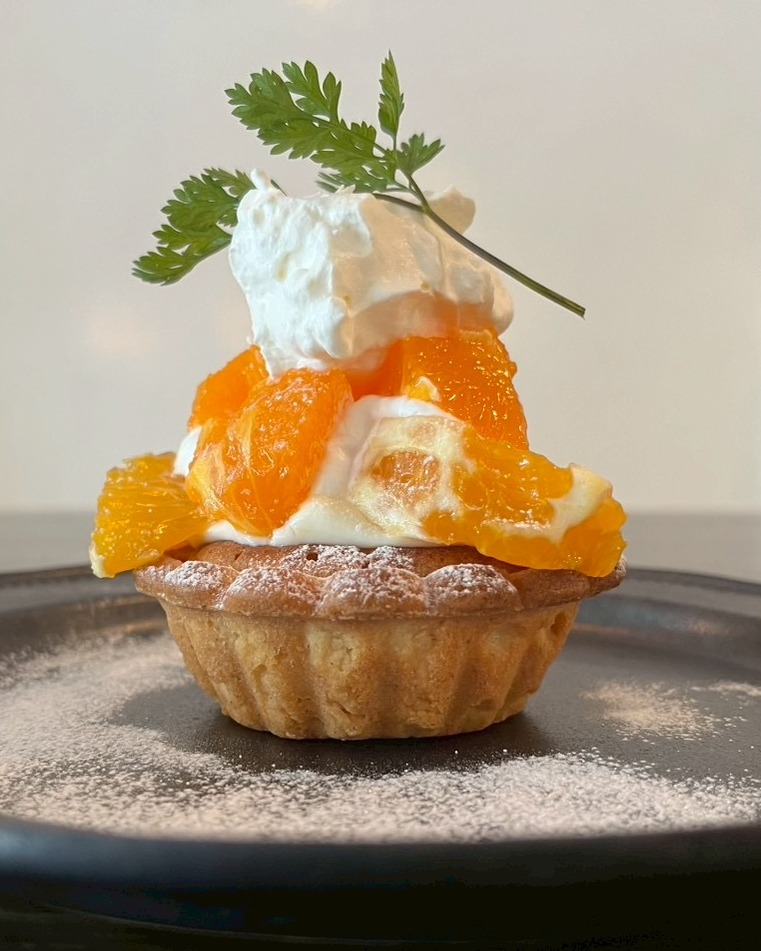 明日は「ごはんとひとしごと」10〜18時☕
お茶にランチにお仕事にご利用ください😊
季節のフルーツタルトをはじめました🧁
その日によってフルーツが変わるので、お楽しみに✨
🍊🍎🥝
みなさんの好きな果物はなんですか?
ぜひ教えてくださいね🍍
ご来店お待ちしております🌿
~*~*~*~*~*~*~
𝚒𝚗 𝚝𝚑𝚎 𝚁𝚘𝚞𝚐𝚑 -インザラフ-
東京都杉並区西荻北2-37-8スプリングパル1階
アクセス
西荻窪駅から徒歩10分
Open 10:00-18:00
※ポップアップカフェや貸し切りにより営業時間は変動します。
※毎月の営業日程はSNSとHPにてお知らせします。
【オリジナルパン受注】
オリジナルパンの受注制作をしています。
貴店の食材使用◎
国産小麦「あすもやわら」を使い、食材が持つ個性や風味を大切に、多種多様なパンを作ってきたスタッフが、ひとつひとつ、手作業でお作りします。少量生産、大歓迎!お気軽にご相談・ご注文ください。
【お仕事お勉強利用の方へ】
電源・高速Wifiあり◎
打合せしやすい広いテーブルあり◎
充電器・プリンター貸し出しあり◎
オンライン打合せOK
【ママ&ベビーで利用の方へ】
お子様連れ・ベビーカーOK
テイクアウト商品あり◎
小上がりあり◎
オムツ替え台あり◎
授乳スペースあり◎
【貸し切り・レンタル利用の方へ】
スペースレンタル・キッチンレンタル可能◎
セミナー・個展・マルシェなどイベント貸出可能◎
【自分のお店をやってみたい方へ】
ポップアップカフェ開業サポートあり◎
委託販売応相談◎
インザラフは、未来に向けて踏み出す小さな一歩を応援するシェアスペースです。セミナー・個展・マルシェなどのイベント貸出や、ポップアップカフェの開業支援など、何かを始めたい「あなた」のチャレンジの場所としてご活用ください!
普段はカフェ「ごはんとひとしごと」として、お仕事やお勉強・育児など、日々頑張る皆さんへ、居心地よく集中して長時間作業できる場所をご提供しています。
@intherough.nishiogi
#インザラフ
↑フォロー・タグ付けしていただけたら嬉しいです!
#intherough #電源カフェ #コワーキングカフェ #中央線カフェ #西荻窪 #西荻窪カフェ #吉祥寺カフェ #西荻カフェ #西荻ランチ #作業カフェ #親子カフェ #ポップアップカフェ #間借りカフェ #1dayカフェ #シェアキッチン #シェアカフェ #レンタルキッチン #カフェ開業したい人と繋がりたい #カフェ開業への道