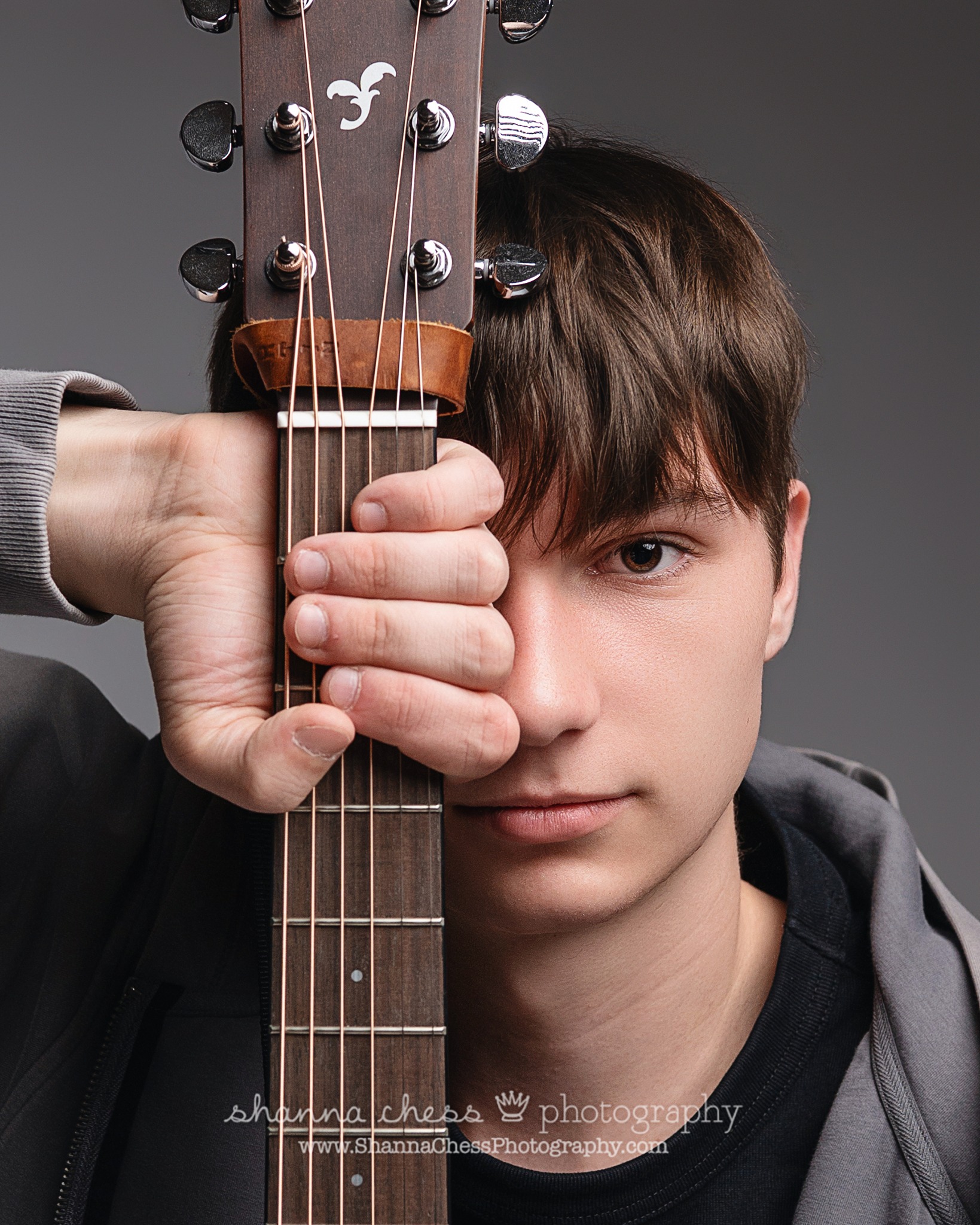 One look and you already know he has a whole story to tell. Michael, Class of 2026. 🎸
.
.
.
.
.
.
.
.
.
.
.
#EugeneSeniorPhotographer #EugeneSeniorPhotos #OregonSeniorPhotographer #SeniorPortraitsEugene #PNWSeniorPhotographer