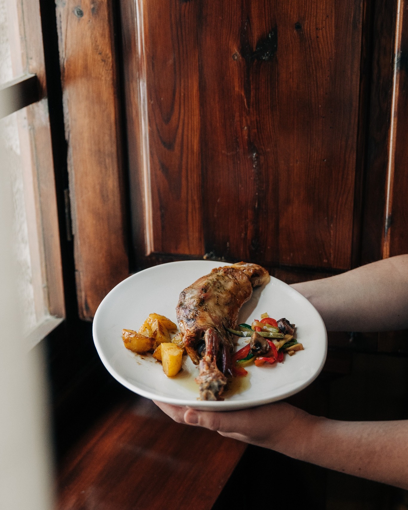 Hay platos que cuentan historias… y nuestra Paletilla de cordero al horno (típico ternasco) es uno de ellos 🐑🔥
Un sabor que habla de nuestro territorio, de nuestras raíces y de esas recetas que han pasado de generación en generación. Cocinada como siempre, a fuego lento, con el cariño y el respeto que merece un plato de toda la vida.
De esas elaboraciones que nunca faltan en las cocinas de casa… y que aquí seguimos preparando para que las disfrutéis como se han hecho siempre.
Os esperamos para saborearla 🍽️
#mesondelpastor #bibgourmand #morella #elsports #guíarepsol
