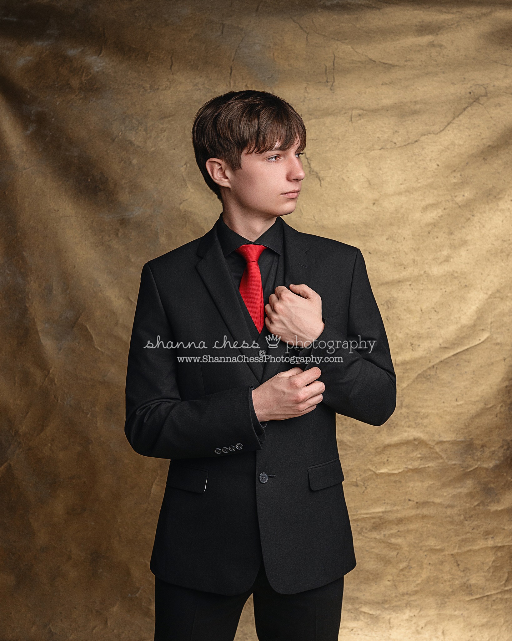 Senior portraits that look like this don't happen by accident. They happen when a kid walks in knowing exactly who he is. 🖤
.
.
.
.
.
.
.
.
.
.
.
#EugeneSeniorPhotographer #EugeneSeniorPhotos #OregonSeniorPhotographer #SeniorPortraitsEugene #PNWSeniorPhotographer