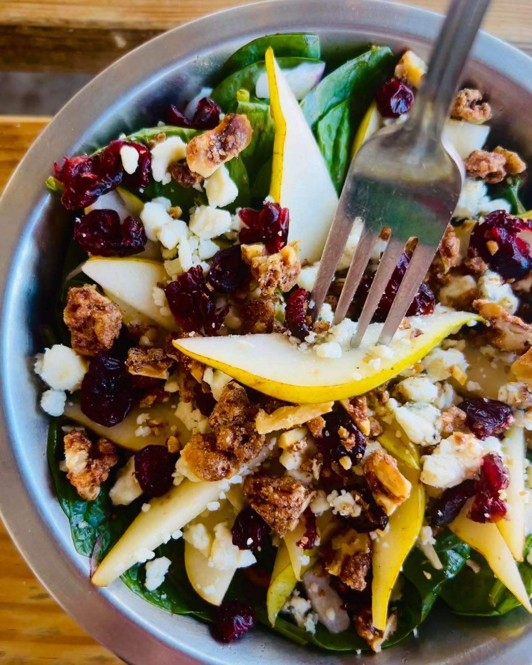 ‼️LAST CALL Pear Salad! Enjoy this delicious favorite for one more week! We’ll debut our next seasonal salads on Tue 4/21!
🍐Local pears, maple cinnamon candied walnuts, blue cheese, organic baby spinach, and fig balsamic vinaigrette!
#pear #salad #greenville360 #greenvillesc #gvltoday