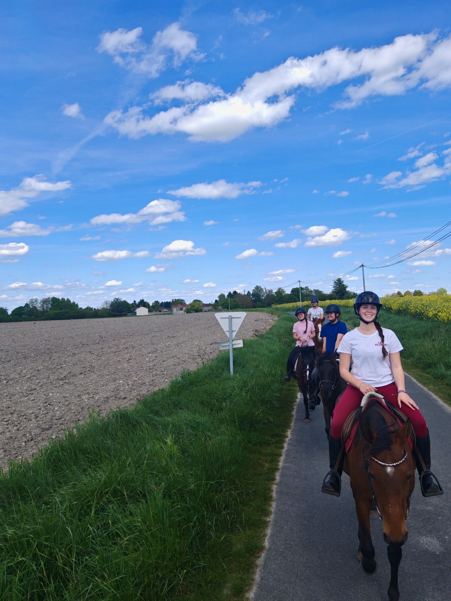 Quel très agréable moment 😍😘😘☀️☀️☀️🌸🌸🌸💥🥕
LES CRINS DE DERCE poney club