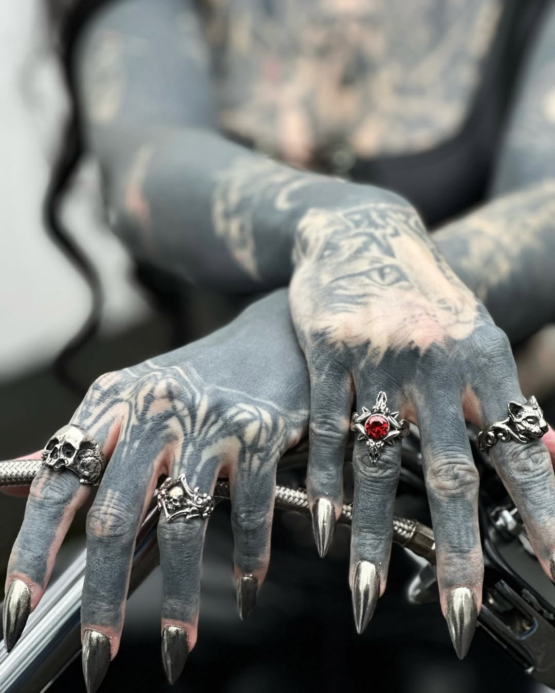 There’s a beauty in contrast.
Soft skin, sharp edges.
Silence, but full of presence.
On @jess_lamia_, each piece feels alive ✨
not overpowering, just perfectly in place.
Iron Clan Jewelry.
#ironclanjewelry #darkbeauty #gothicjewelry
#IronclanWarlords #925silverjewelry