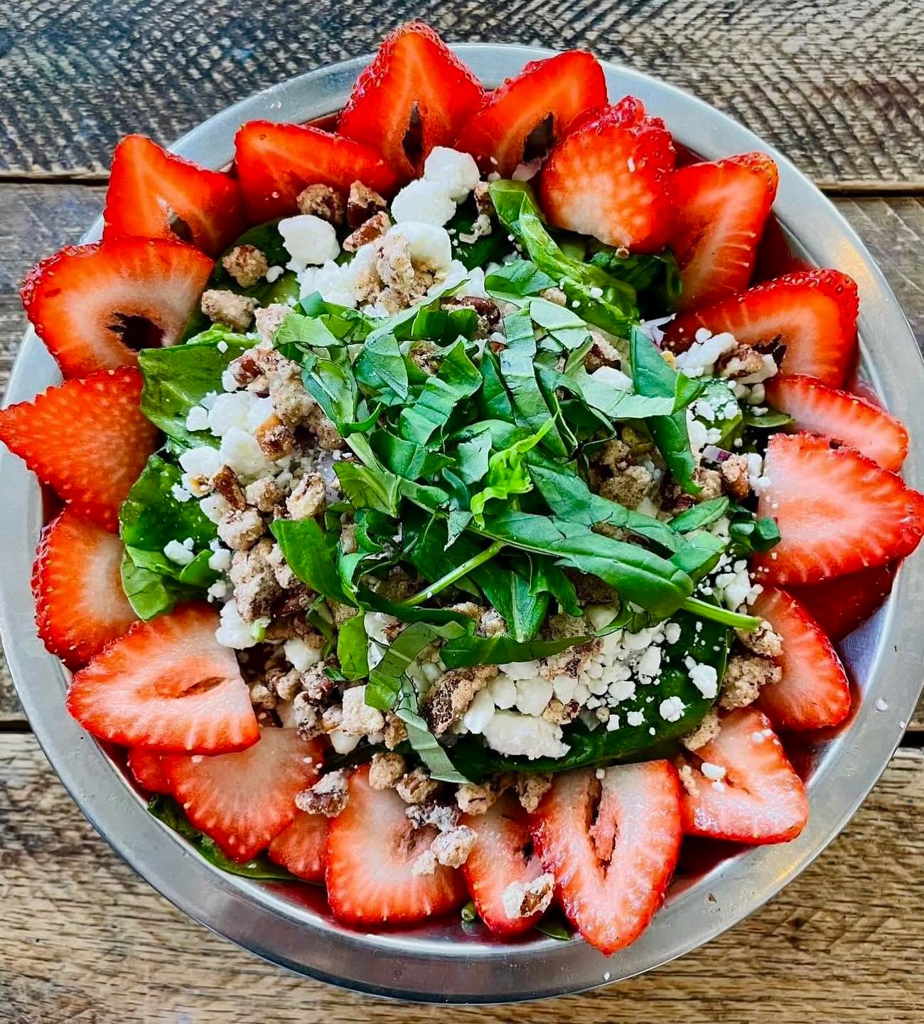 🍓NOW SERVING Seasonal Strawberry Salad‼️
🍓Fresh sliced local strawberries, citrus candied pecans, goat cheese, basil from @tygerriversf , red onion, organic baby spinach, and homemade strawberry basil dressing!
🍓Enjoy at all Sidewall Pizza locations in either small or large size!
#strawberry #gvltoday #greenville360 #travelersresthere #offthegridgreenville