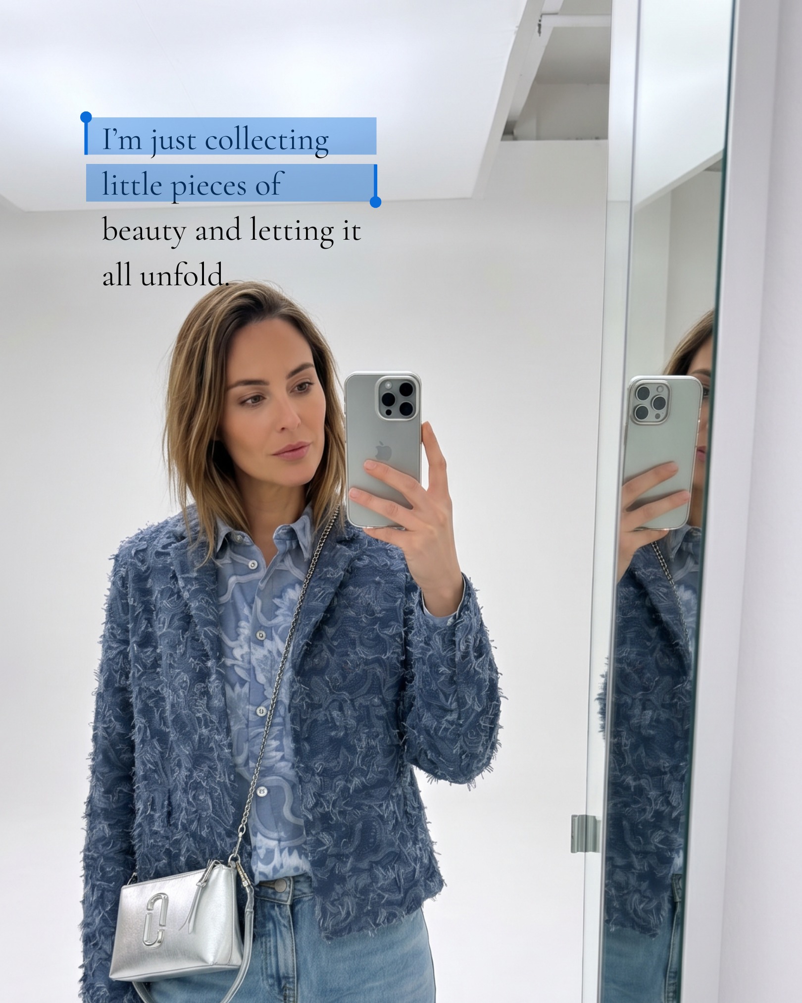 I'm just collecting little pieces of beauty and letting it all unfold.
Alles in Blau. Alles richtig. Blazer @odeeh, Bluse @odeeh, Bag @marcjacobs.
