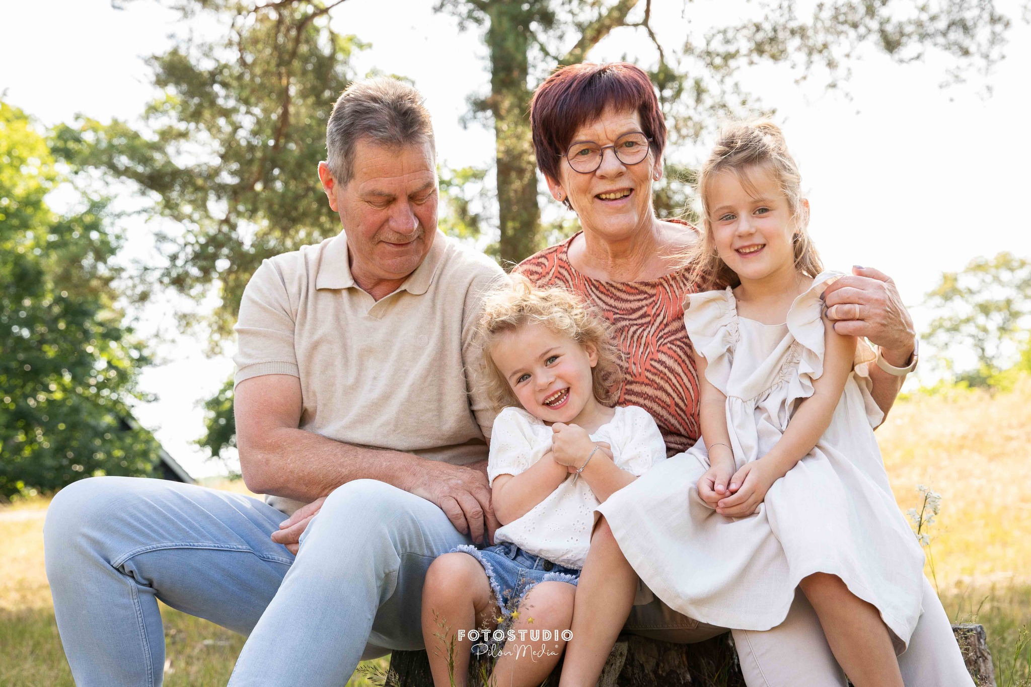 Opa & oma momentjes❤️👴🏼👵🏼
Hoe belangrijk vind jij het dat jouw kinderen mooie foto’s hebben met hun opa en oma? En dan bedoel ik niet even snel een ''kiekje'' met je telefoon… maar beelden die alle karakters écht naar voren laten komen.
Die flauwe grapjes, het gekietel, de slappe lach… maar ook die trotse blikken en warme knuffels die van niemand anders beter zijn🥹
Het zijn van die kleine, maar o zo waardevolle momenten waar je misschien niet altijd bij stilstaat, maar die onbetaalbaar zijn als je ze op beeld hebt vastgelegd.
Want even eerlijk… hoe vaak staan opa & oma nou écht mooi samen met hun kleinkinderen op de foto?
Precies, veel te weinig. Of misschien wel helemaal niet.
Dit zijn dé herinneringen die met de jaren alleen maar meer betekenis krijgen. Daarom is dit hét moment om deze herinneringen NU te maken.
➡️ En het is zo simpel. Check www.fotostudiopilonmedia.nl/familieshoot voor meer info of stuur een DM voor de beschikbaarheid in 2026📸 Ze zullen je dankbaar zijn.
#familiefotografie #familiefotograaf #familieshoot #familiefotoshoot #opaenoma