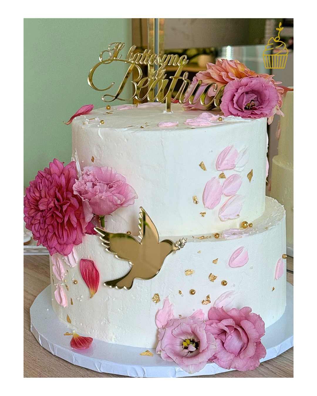 Sfumature di rosa e dettagli preziosi per il Battesimo di Beatrice. 🌸✨
Per il suo Battesimo abbiamo creato un’atmosfera fatta di pura dolcezza: una torta a piani decorata con petali materici e fiori freschi, accompagnata da un coordinato di cupcake, cakepops e biscotti decorati a mano. 🎀✨
Ogni dettaglio è pensato per rendere indimenticabile un momento così speciale. Scorri il carosello per scoprire tutto l'allestimento! 👉🏼
•
•
🧁Pasticciando - La Nota Dolce
📍via Nazionale, 67 - Matera
📞tel: 3889931552
Ordina la tua torta online!
📲ᴡᴡᴡ.ᴘᴀꜱᴛɪᴄᴄɪᴀɴᴅᴏᴍᴀᴛᴇʀᴀ.ɪᴛ
#pasticciando #matera #battesimo #cakeart #cakepops #cupacake