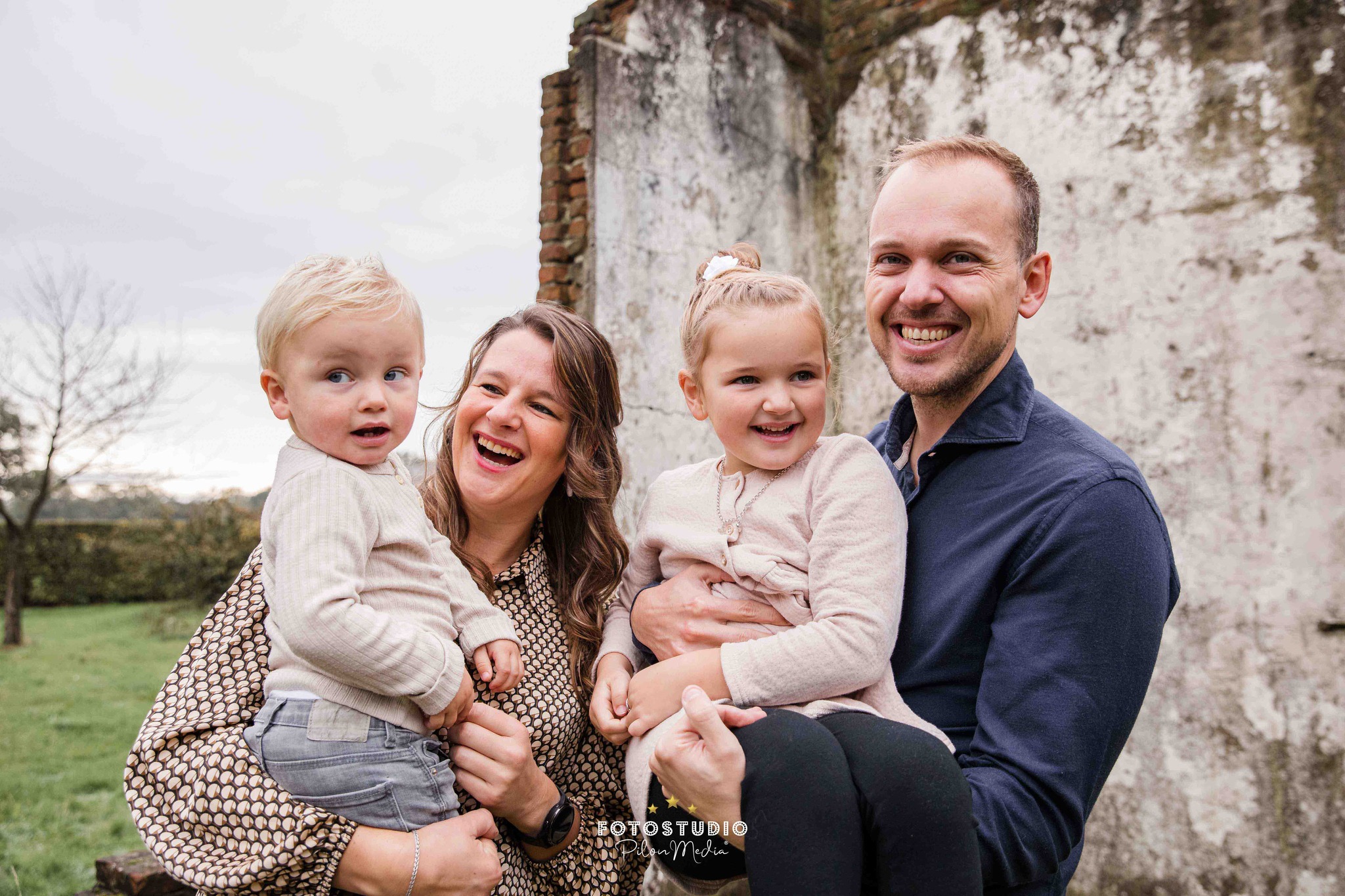 Dit kun je verwachten van een familieshoot op locatie 📸 ⬇️
Ik start altijd met de gehele groep, want dit is vaak de meest belangrijke foto. Daarna fotografeer ik alle samenstellingen naar jullie wens; denk aan opa & oma met de kleinkinderen, elk gezin apart, broers en zussen, nichtjes en neefjes. Je kunt vaak eindeloos combineren🤭
🕙 De shoot duurt meestal zo’n 45 minuten tot max. een uur. Langer is vaak niet nodig en ook niet heel ideaal wanneer er jonge kids bij zijn.
Mijn 📸-stijl is vooral lekker ongedwongen. Geen stijve poses en niet al te veel corrigeren, maar gewoon jezelf zijn. Ik help jullie daarbij d.m.v. kleine opdrachtjes, zodat het vanzelf gaat en jullie gewoon plezier hebben samen. Precies wat je op beeld wilt zien.
Stress over je kleding en niet-meewerkende kids is niet nodig, want je ontvangt vooraf een e-book vol nuttige tips & tricks. Zo kan iedereen zich optimaal voorbereiden en gaan we voor een zo optimaal mogelijk eindresultaat🙏
En na de shoot hoeven jullie gelukkig niet lang te wachten.
Want binnen een week na de shoot ontvangen jullie de online keuzegalerij met de allermooiste resultaten van jullie shoot. Daaruit mogen jullie je favoriete foto’s kiezen.
Deze foto's komen in een prachtig luxe 20x20 album én jullie krijgen deze foto’s uiteraard ook digitaal.
Bij mij dus geen lange wachttijden en galerijen met honderden beelden, maar tijd voor al jullie wensen en de meest waardevolle beelden waar je écht blij mee bent.
Ook waardevolle herinneringen maken met je familie?⬇️
Stuur een berichtje en vraag naar de beschikbaarheid🥳✔️ Deze gaat hard voor 2026, dus wacht niet te lang meer met plannen. Zie ik jullie snel voor mijn lens?
#familiefotografie #familiefotograaf #familieshoot #familiefotoshoot #fotograaf
