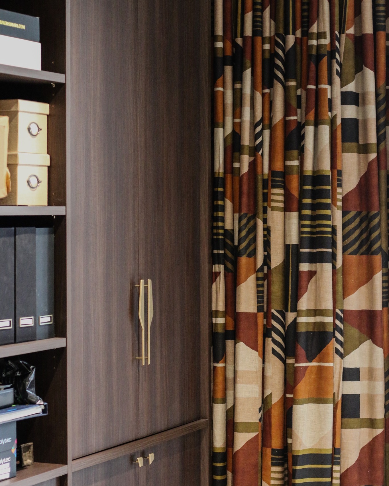 Casa Canobolas / Office / Casa Canobolas blends sleek contemporary lines with warm, natural textures, creating a space that feels both refined and inviting. Our custom joinery brings this vision to life, with seamless cabinetry, curved detailing, and a harmonious balance of form and function.