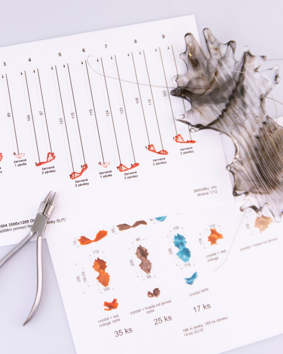 Before the final assembly of the Petalume lighting piece, a detailed breakdown of individual components is prepared ✨. This plan precisely defines the placement of each element and is essential for achieving a final form that reflects the designer’s original vision.
This is followed by kettelting, a traditional technique for hand-joining crystal 💎components. Using small pliers and brass wire, tiny loops are formed, which seamlessly transition into hanging chains ⛓️.
Před finální kompletací svítidla Petalume vzniká podrobný rozpis jednotlivých dílů, který přesně určuje umístění každého komponentu✨. Tento plán je zásadní pro dosažení výsledného tvaru odpovídajícího původnímu návrhu designéra. Na něj navazuje ketlování – tradiční technika ručního spojování křišťálových💎 prvků. Pomocí drobných kleští a mosazných drátů se při ní vytvářejí malé smyčky, které plynule přecházejí v závěsná lanka⛓️.
#CrystalChandelier #CzechCrystal #LuxuryDesign #Craftsmanship #PrecisionWork #InteriorDesign #Architecture #DesignInspiration #StatementLighting #LuxuryInteriors #LightAndDesign #Handcrafted #Elegance #TimelessStyle #elitebohemia