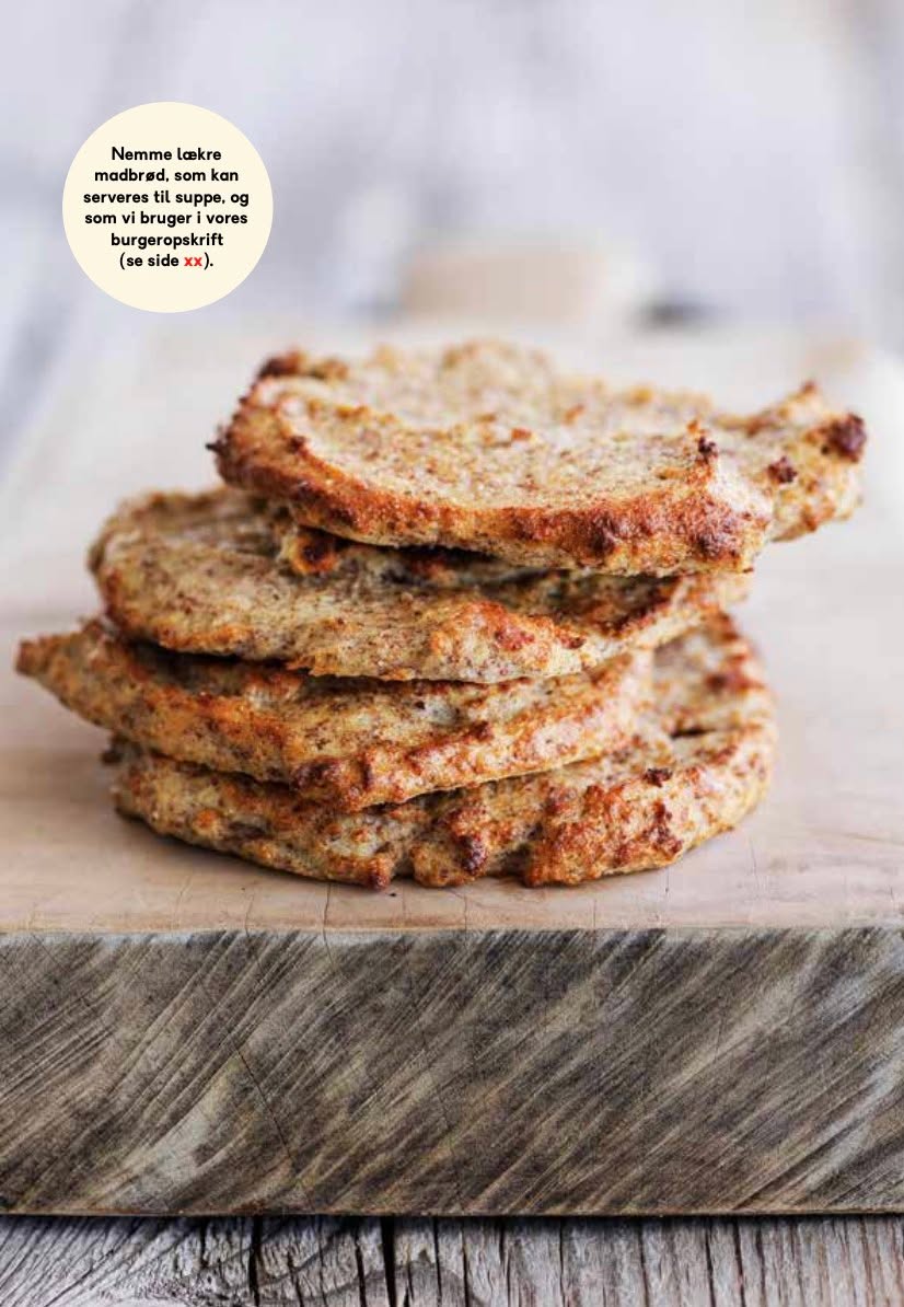 Protein purpurbrød. En Hartvig & Engell favorit.
Gode til madpakken, hvis du har svært ved at få nok protein eller som erstatning til flæskestegssandwich, burgerboller mv.
6 stk.
50 g mandelmel
70 g purpurhvedemel
1 æg
20 g rapsolie
200 g skyr
½ tsk. salt
½ tsk. spidskommen
½ tsk. stødt koriander
Pynt: 2 spsk. nigellafrø. Kan undlades og erstattes med sesam eller
græskarkerner.
Stil ovnen på 180 grader varmluft.
Rør ingredienserne sammen til en cremet dej. Sæt 6 klatter på en bageplade
med bagepapir. Smør dem ud til flade brød. Pynt med nigellafrø. Bages ved
180 grader varmluft i 20 min.
Opbevares køligt. Frys evt. brødet og tag et op når du skal bruge det.
Opskriften er fra vores bog: STÅ AF VÆGTEN.
www.hartvig-engell.dk/buti