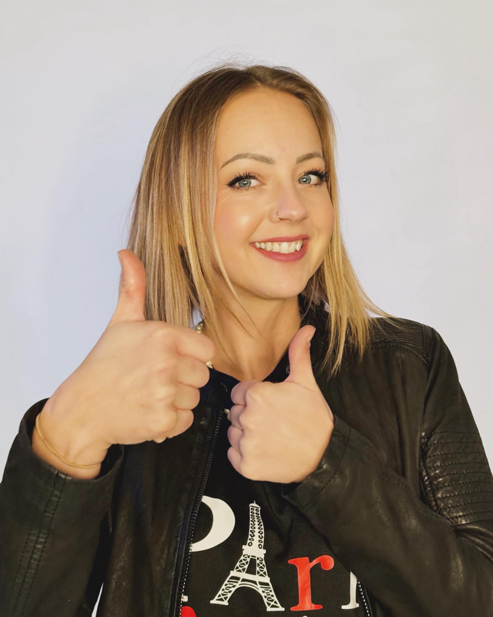 Gott hat für mich andere Pläne 🤭🤭
Offen für neue Kooperation, Freelancer oder auch gern fixes Arbeitsverhältnis 🙏🙏
Nachdem ich ganz plötzlich meinen fixen Job in der Musikagentur als Assistenz und Bookerin aufhören musste, bin ich jetzt wieder frei für neue Kooperationen und fixe Partnerschaften 🫶
Ich biete hochmotiviertes Engagement und sehr zuverlässige Unterstützung als kreative Dienstleisterin die umfassende Erfahrung hat im Musikbusiness und in der Hochzeits,-Eventbranche 🙏❤️ als gelernte kaufmännische Angestellte. Musikerin-Sängerin. Braut-Stylistin. Vokal-Coach und All-Rounderin biete ich umfassendes Know How an und bin vielseitig einsatzbereit. 😍
Als kreative Dienstleisterin und Ideengeberin in der Musik und Veranstaltungsbranche bringe ich überall frischen Wind rein und manchmal auch Sturm, damit sich was bewegt und altes weggefegt wird ☺️
Zugleich biete ich aber ganz viel Ruhe und Harmonie und Klarheit an.
Also wenn du dich angesprochen fühlst schreibe mich gerne an 🫶🙏❤️
Ich freue mich auf neue Chancen😘
Liebe Grüße
Christina