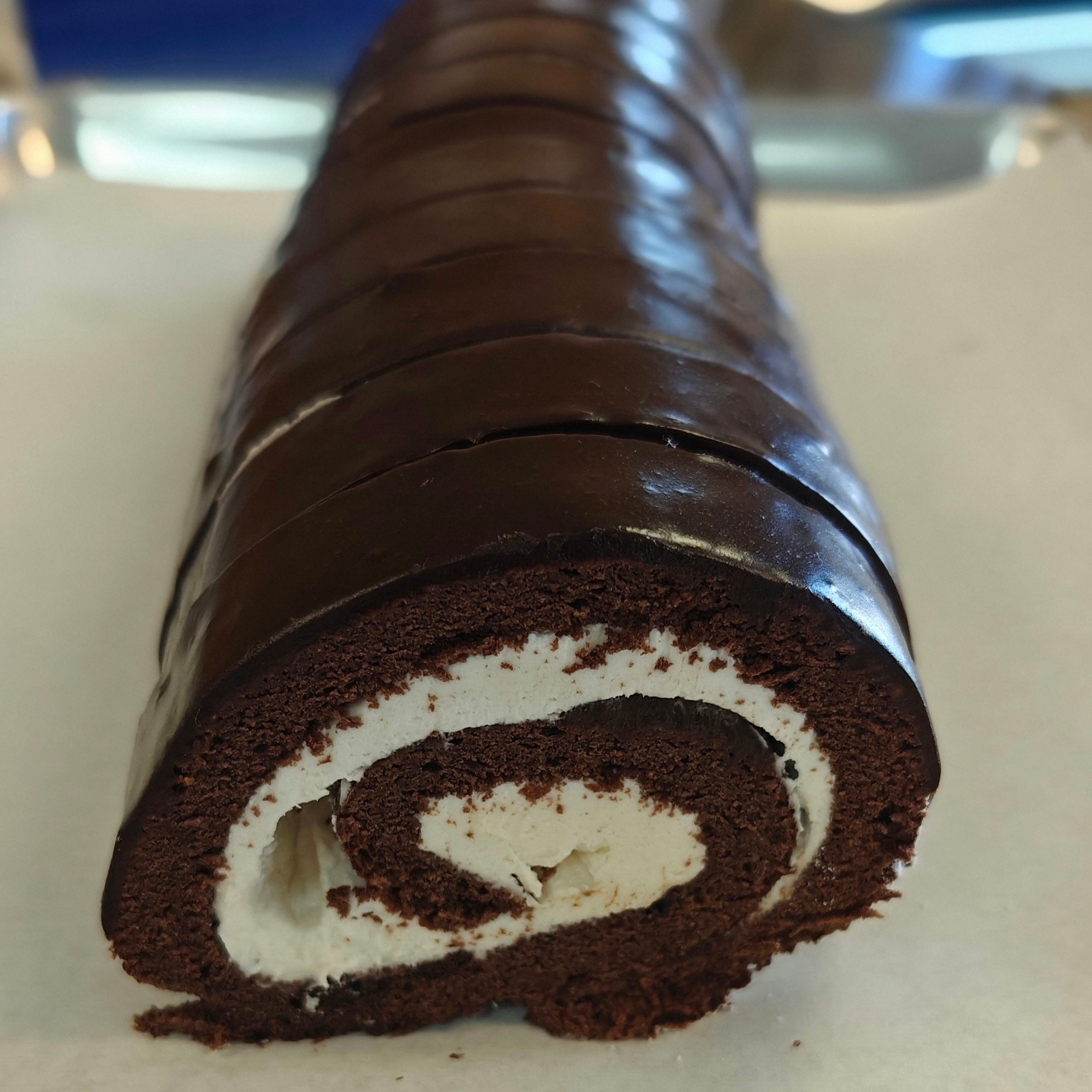 Remember those chocolate snack cakes from childhood? The ones with the creamy swirl that somehow disappeared from your lunchbox way too fast? 😉
Our Swiss Chocolate Roll is a little trip down memory lane — but made bakery-style. Rich chocolate sponge cake rolled with a smooth, creamy filling and finished with a luscious chocolate coating.
All the nostalgia… just a little more grown up (and a lot more delicious). 🍫
#senzaglutenfree #glutenfreebakery #swissroll #glutenfreedessert #nostalgicdesserts #vegaslocals #glutenfreevegas #glutenfreelife
