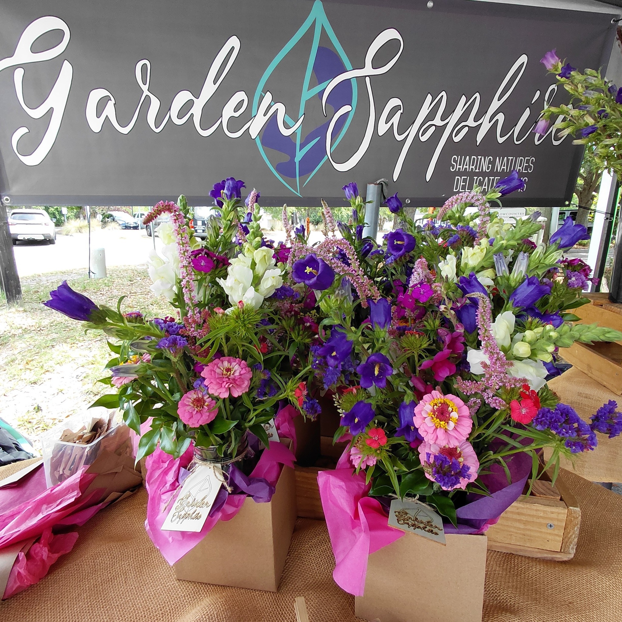We're out in Summerville this afternoon! Come catch a bouquet before they fly away.
We will be popped- up outside Splurge Vintage Market until 4pm today.
Looking forward to seeing you there!
@followers