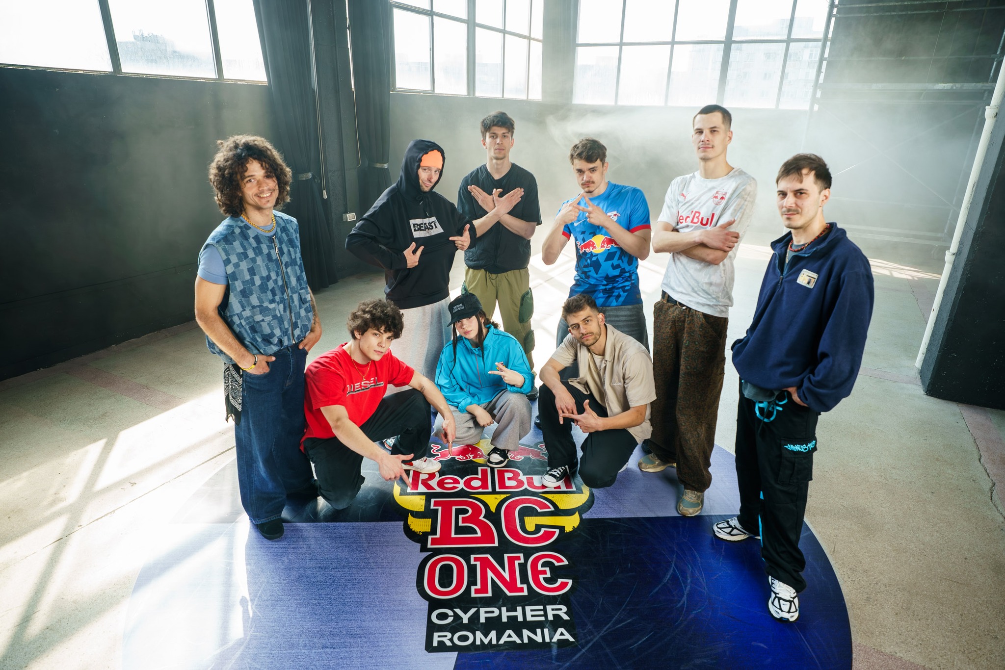 Breakingul românesc își caută un nou campion! Red Bull BC One, cea mai prestigioasă competiție de breaking din lume, revine în România după 10 ani de pauză! Anul acesta, finala națională are loc în Piața Operei din București, sâmbătă, pe 23 mai, de la ora 18:00, iar accesul este gratuit. 20 de dansatori se vor lupta pentru șansa de a reprezenta România în finala mondială, care va avea loc în Toronto, Canada. MC: Macanache.
Mai multe detalii pe: https://www.protv.ro/articol/125798-red-bull-bc-one-cea-mai-prestigioasa-competitie-de-breaking-revine-in-romania-dupa-o-pauza-de-10-an