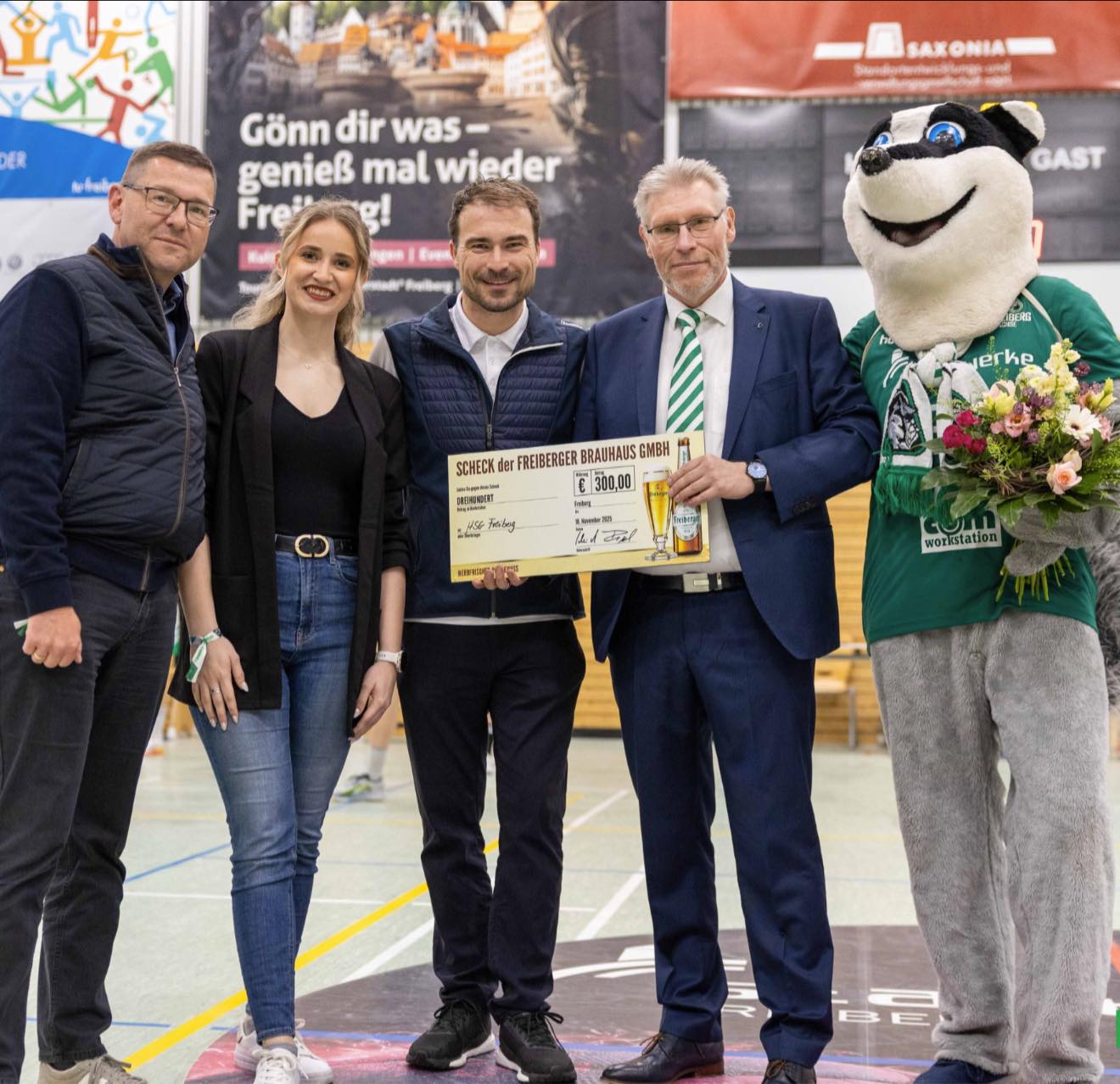 🤾 Endstand: 32 : 23 – ein verdienter Heimsieg und Eines der besten Spiele der Saison: Zum 27. Spieltag in der Regionalliga bebte der Dachsbau. Unsere HSG Freiberg (Platz 12) empfing den HC Aschersleben (Platz 13) und zeigte von Beginn an eine starke Leistung. Mit 17:10 ging es in die Halbzeit, bevor die Dachse, getragen von großartiger Fan-Unterstützung, auch in der zweiten Hälfte nachlegten. Besonders hervorzuheben ist die außergewöhnlich starke Leistung der Torwarte, die mit entscheidenden Paraden maßgeblich zum Sieg beigetragen haben. 🥅🤾🏼♂️🧤
Vor dem Anpfiff hatte ich die Gelegenheit mit dem Geschäftsführer des Freiberger Brauhaus das Preisgeld des Bierquiz vom Bergbieranstich im November zu überreichen: 300 € für die Nachwuchsarbeit der Dachse. Zusammen mit Holger Scheich erhöhten wir den Betrag um jeweils 100 € auf insgesamt 500 €. Es war mir wichtig, den Handballnachwuchs und das große ehrenamtliche Engagement in unserer Sportstadt zusätzlich fördern.
Außerdem wurde unsere designierte Silberstadt-Königin Emely Rausch von den Dachsen würdig beglückwünscht. 👑
🤝 Dieser Spieltag hat auch gezeigt, wie wichtig die Unterstützung durch die vielen Sponsoren ist, die die HSG Freiberg tragen. Gestern präsentierte das Freiberger Brauhaus den erfolgreichen Spieltag. Genau dieses Zusammenspiel sorgt dafür, dass der Handball in Freiberg eine feste Größe bleibt.
#AufGehtsDachse #HSGFreiberg #Heimsieg #Handball