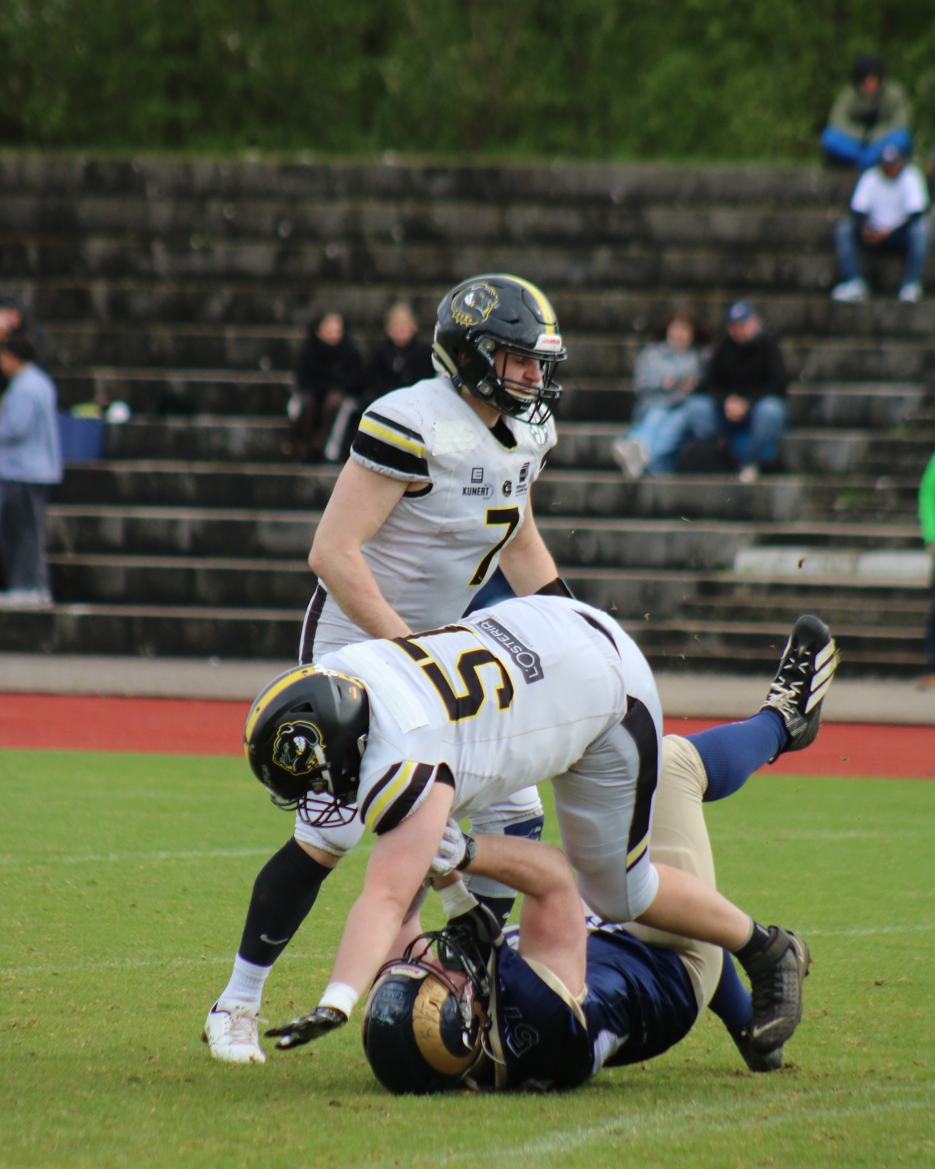 🏈 Es war zwar nicht der Start in die Season, den wir uns gewünscht haben - aber wir sind unglaublich stolz auf unsere Jungs: sie haben in einem harten Spiel gegen die @nuernbergrams wirklich Kampfgeist gezeigt und bis zum Schluss alles gekämpft.
💥Wir nutzen die Bye-Week jetzt dafür, letzte Fehler auszumerzen und dann geht's daheim so richtig los!
Allen Verletzten an dieser Stelle gute Besserung.
#MadBulldogs #AmbergFootball #BulldogsFamily #Saisonauftakt #FootballBayern #Amberg #nürnbergrams
@druckzentrumzenddyeh @conrad_de @conrad_wernberg @edekakunert @andreas.rosenschon_wwk k @alexgebh @sparkasse_amberg_sulzbach @hudson.gmbh