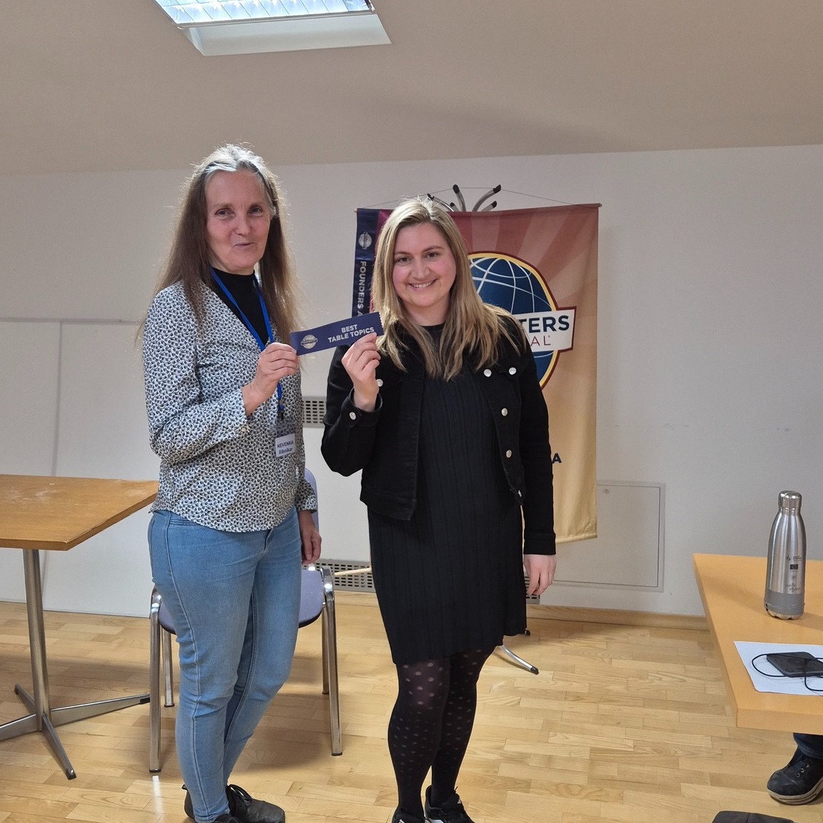 Še en odličen Toastmasters večer je za nami ✨
Rok in Hana sta pripravila podcast govor o “bitki” med hormoni in med spoloma, ki nas je hitro pripeljal tudi do malo samorefleksije.
V nadaljevanju so sledili teme omizja na temo iskanja miru, kjer so govorci lahko izbirali med petimi temami. Na temah omizja je tokrat zmagala Nevenka — čestitke! 👏
Večer smo zaključili z res dobrimi evaluacijami, nato pa še ob pijači in sproščenem klepetu.
#Toastmasters #JavnoNastopanje #TableTopics #Govorništvo #OsebnaRast