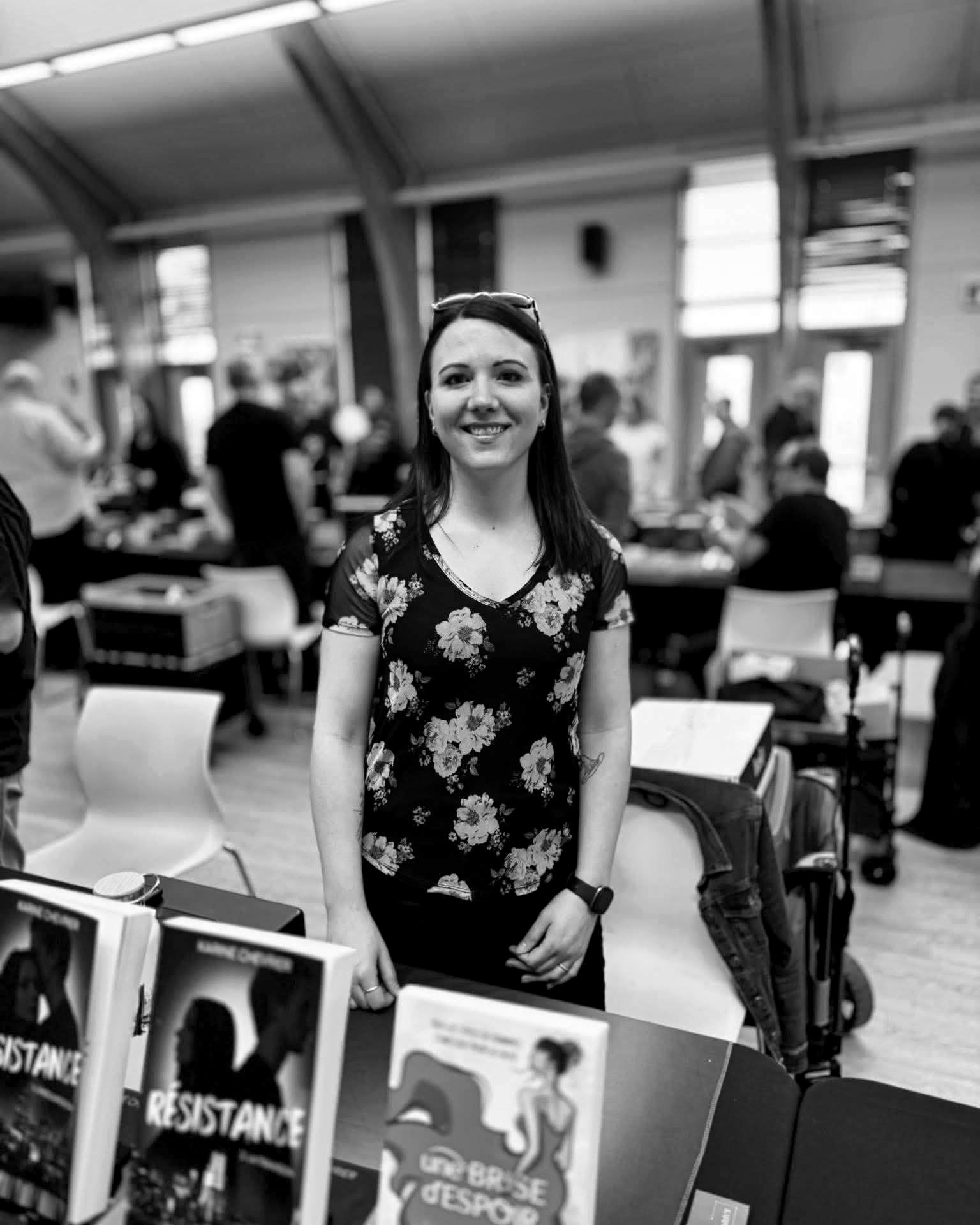 Souvenirs du Clandestin de Saint-Jean-sur-Richelieu. ✨
1. Ma binette. 👋
2. Toujours heureuse de faire rire avec ma face de pince-sans-rire.
3. Les dédicaces, c'est du sérieux. ✏️
4. Trouvez Karine, qui essaie de communiquer avec Christine Foley, de l'autre côté du corridor. Ma p'tite voix fragile ne «porte pas loin» comme on peut voir. 😂
La saison des salons roule à fond de train ! Tu ne veux pas rater l'opportunité de me rencontrer ? Visite mon site pour l'horaire complet des salons auxquels je participe en 2026 (dates supplémentaires à venir)
Ce week-end, ce sera le Salon du livre du Grand Lévis
📍Complexe 2 Glaces Honco | Lévis
📆 Samedi et dimanche, les 25 et 26 avril, de 10h à 16h
❓ https://www.facebook.com/events/1298153905414298