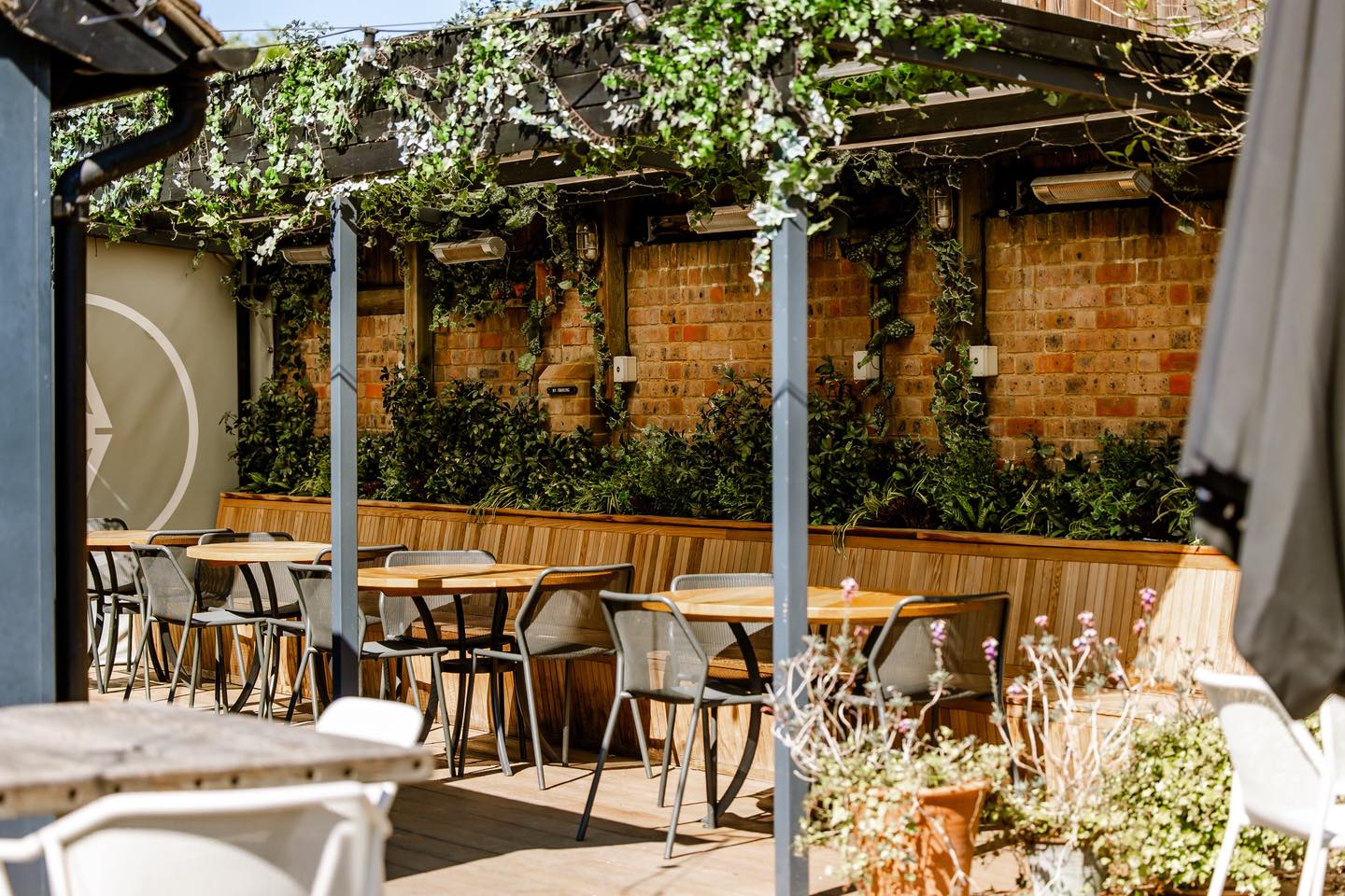 We’re already gearing up for the next Bank Holiday weekend… and you won’t want to miss this one! ☀️🍹
Join us on Sunday 3rd May for an evening of live music with the wonderful Jennifer, bringing you a feel-good mix of Ibiza vibes and classic favourites !
5:30pm – 7:30pm
Live music
Dancing & singalongs encouraged in our covered courtyard!
And because it’s Bank Holiday weekend… we’re keeping the good times going with a later opening time just for you 🙌
Round up your friends, grab a drink, and come celebrate the long weekend with us 🍻