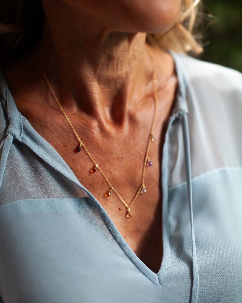 O Colar Chakras reúne briolets de Cristal, Ametista, Topázio, Prazeolita, Citrinos e Granada em uma composição leve, luminosa e sofisticada. Cada pedra traz sua vibração. Uma joia para mulheres que apreciam significado, delicadeza e presença, no mesmo gesto. Elegância que flui e energia que acompanha.
#JoiasComSignificado #ColarChakras #PedrasNaturais #JoiasExclusivas #Briolets #EleganciaContemporanea