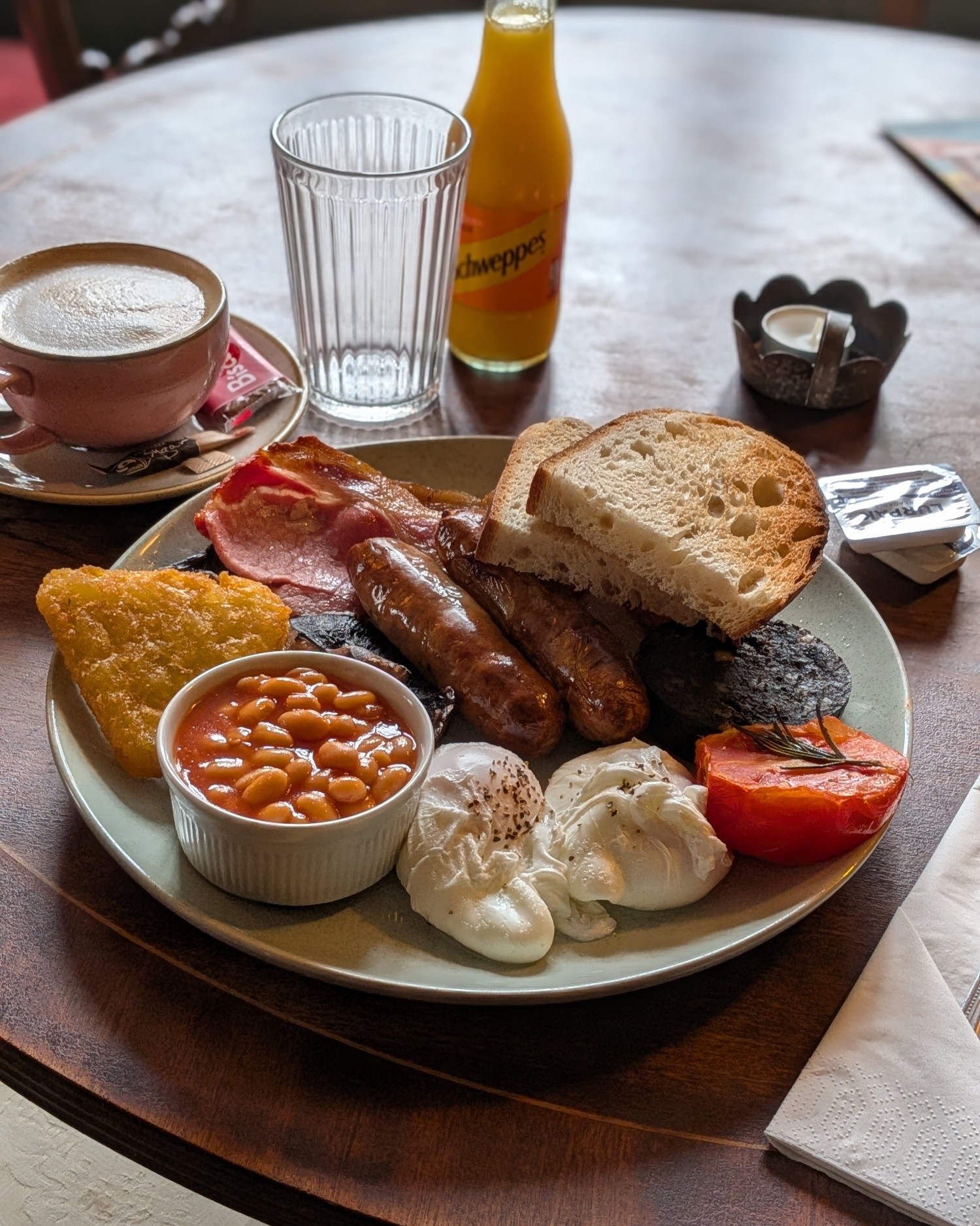 🌞 Another beautiful day in Bolney! 🌱
Don't forget we are serving delicious freshly cooked breakfast to all between 8.30- 11am every Saturday and Sunday 👀
Then onto our freshly prepared lunch time menu from 12pm... Alongside a glass of something naughty!
And then there's our roasts! Served between 12-5pm every Sunday 🍾
Hope to see you soon 💖