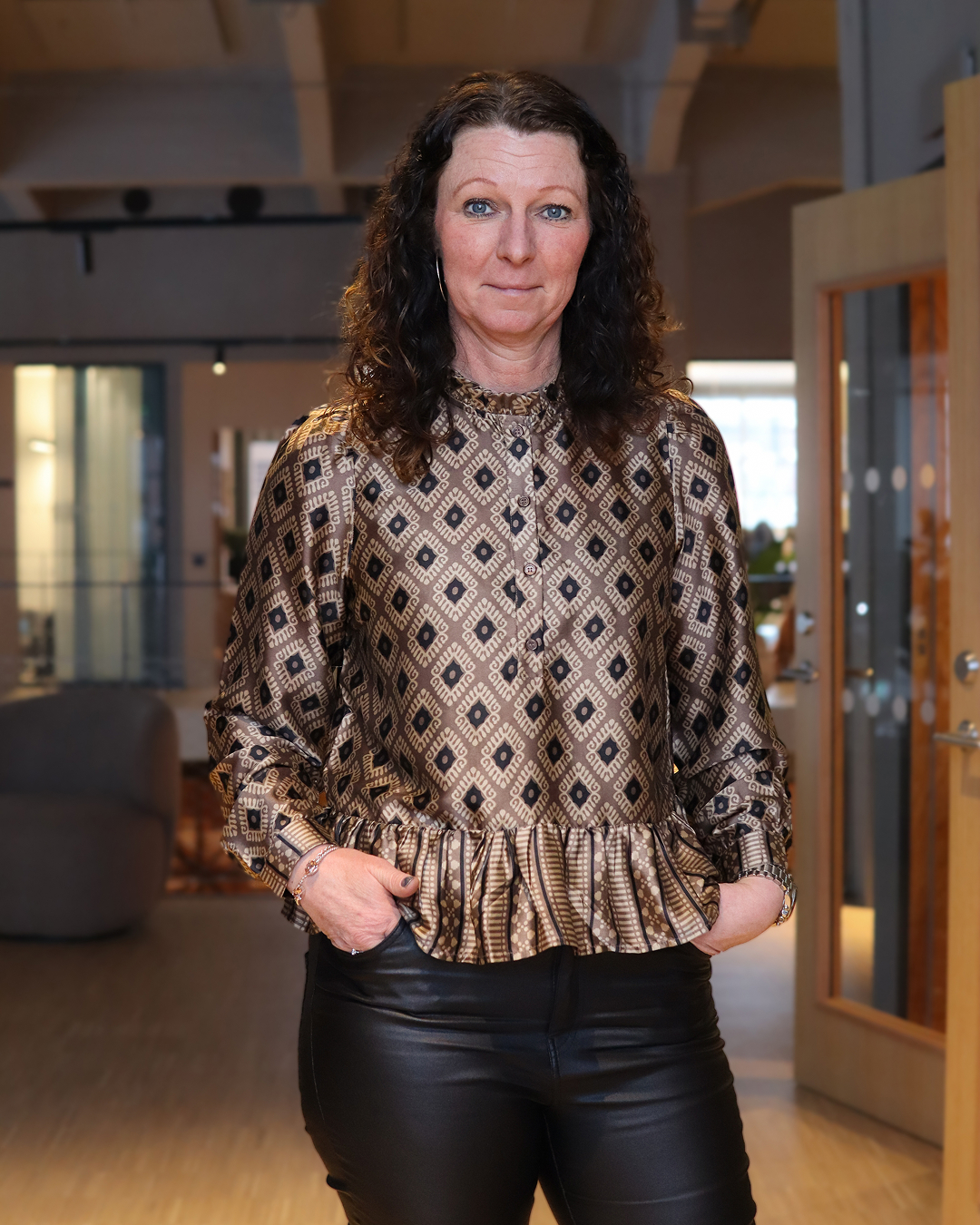 Skynda och säkra din plats! - Från kundmöte till affär: tips, mod och igenkänning ⭐
Försäljning handlar inte bara om siffror, strategier och avslut – det handlar om människor. Om mod, närvaro och att våga be om affären på sitt eget sätt. Under detta Kavai-tillfälle möter vi Johanna Grek, en erfaren ledare och försäljningsprofil med över 20 år i bemannings- och rekryteringsbranschen 🔥
Johanna har arbetat med både produkt- och tjänsteförsäljning hela sitt yrkesliv och har de senaste 14 åren verkat som chef och ledare. Idag driver hon @visionite_ab Jönköping, ett IT-konsultbolag med fokus på seniora specialister. Med ett genuint intresse för människor och våra beteenden delar Johanna generöst med sig av sina erfarenheter – både när det går riktigt bra och när det inte alls gör det.
I sin föreläsning bjuder Johanna på konkreta tips och praktiska verktyg kring hur du:
🔸 Bokar kundbesök på ett naturligt och tryggt sätt
🔹 Förbereder dig inför mötet för att skapa förtroende
🔸 Vågar be om affären – och hanterar när det inte går som planerat
Föreläsningen är inspirerande, uppriktig och fylld av glädje. Du får med dig insikter som gör försäljningen lättare, mer avspänd och mer hållbar – genom att vara dig själv och arbeta smartare, inte hårdare 💡
Varmt välkommen till ett Kavaimöte som ger både inspiration, igenkänning och konkreta verktyg att ta med direkt in i vardagen.
Läs mer och anmäl dig senast den 26 maj 👉 https://www.kavai.se/event-details/fran-kundmote-till-affar-tips-mod-och-igenkanning
#Kavai #föreläsning #företagande
#kvinnligtföretagande #nätverkande
#kvinnligtnätverkande #entreprenörskap
#kvinnligtföretagande #kvinnligtentreprenörskap
#rekrytering #sälj #affärsmöten #inspiration