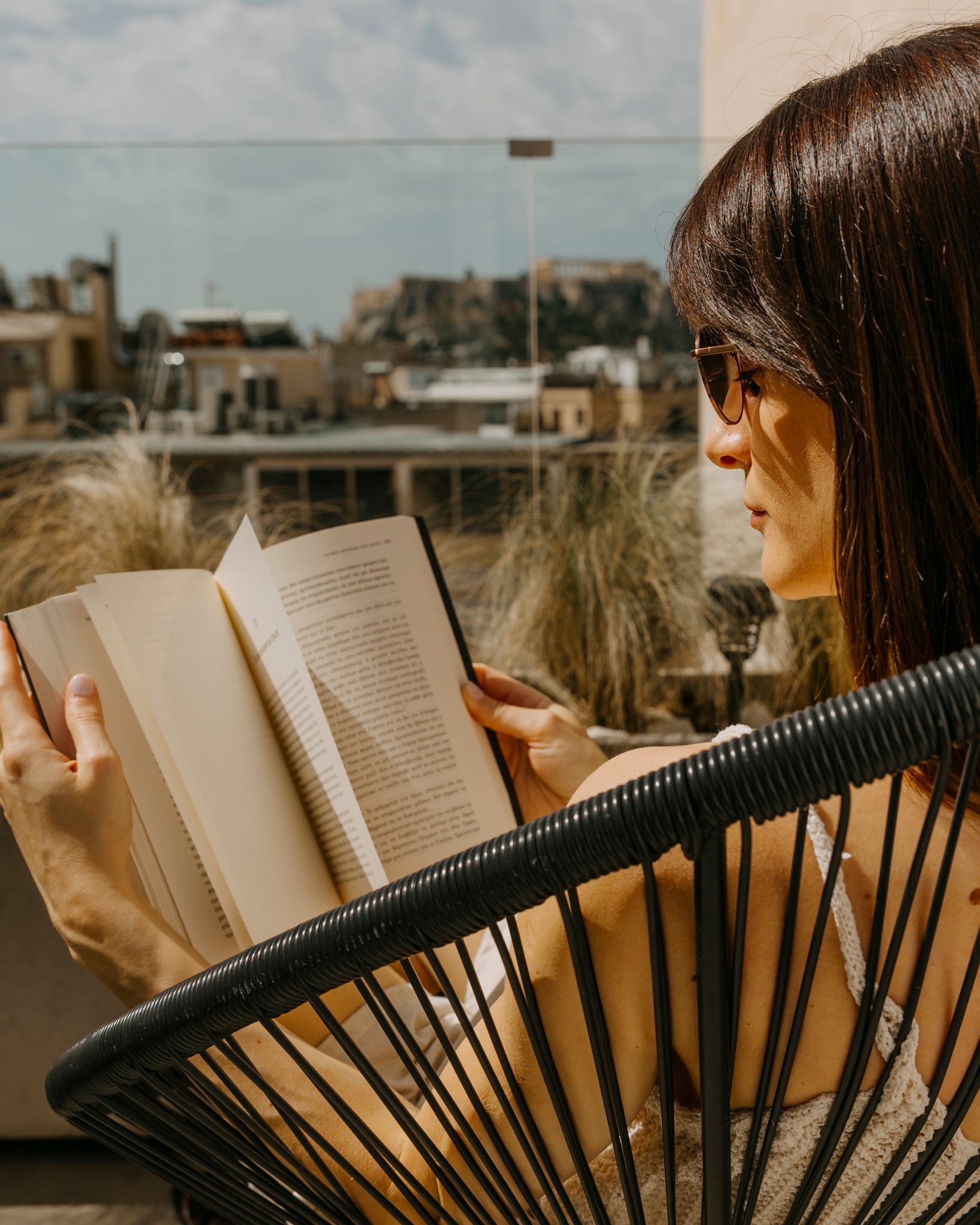 Reading a book in front of the Acropolis 🖤
Small, conscious moments during your holidays in Athens.
📸 @marizacaps
#athensholiday #acropolis #athensgreece