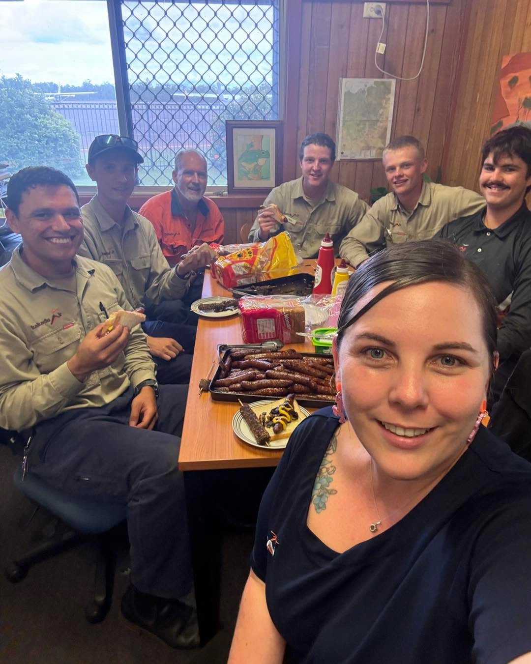 Great to bring some of the Jabiru crew together for a BBQ lunch this week—thanks to Gunbalanya Meats. 🔥
We’re proud to partner with local businesses to support year-round access to Gunbalanya and the wider West Arnhem Land region through our passenger and freight air charter services. ✈️