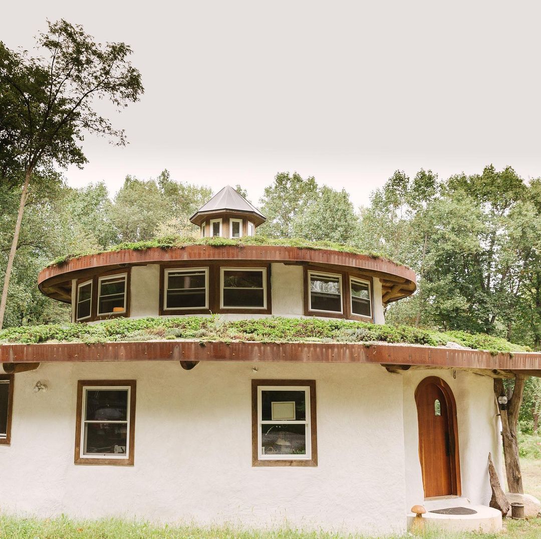 Here are photos of the completed strawbale home that got built on top of the rubble trench footer I posted yesterday.
This strawbale home is built outside Frederick Maryland, near Washington DC. It's designed without a single hallway, so no wasted space. Materials include strawbale walls (for high insulation), clay plasters inside, lime plasters outside, adobe floor, site-harvested wood for structure and trim, composting toilet & graywater system, a masonry heater to stay toasty in winter, a living roof to stay cool in summer, and lots of salvaged materials. See more of our project photos at www.buildnaturally.com
The homeowner largely built the home himself. You can follow him at @permacultureninja
#strawbale #naturalhome #designlikeagirl #permaculture #buildnaturally #clayplaster #limeplaster #adobefloor #livingroof #yesyoucan