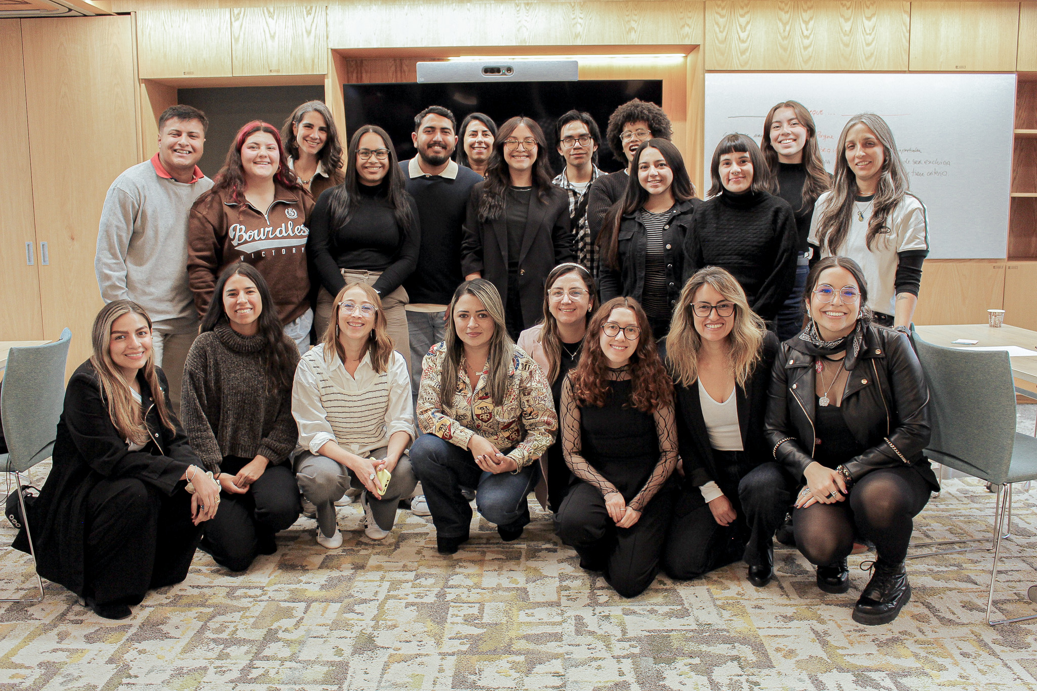 Así se vivió el Encuentro RedComms 🎤💡
Nos encontramos junto con las áreas de comunicaciones de nuestras iniciativas y con jóvenes líderes de @goynbogota_, de la mano de los facilitadores Diego Junca de @tell.latam y Beatriz Vallejo de @ethosbt_ , para pensar, conversar y crear alrededor de lo que más importa hoy: las historias que contamos.
Hablamos del poder de la narrativa correcta, de cómo comunicar también es influir en decisiones y de cómo las ciencias del comportamiento pueden ayudarnos a hacerlo mejor. Fue una jornada para co‑construir, probar ideas y alinear mensajes desde el trabajo en red.
Nos llevamos aprendizajes claros y una convicción compartida: fortalecer el trabajo conjunto entre Fundación Corona y sus iniciativas para comunicar de forma más estratégica y con una voz común, clave para incidir en las conversaciones públicas y en las coyunturas democráticas que vienen. 💙
#RedComms #ComunicarParaIncidir #NarrativasQueImportan #TrabajoEnRed #FundaciónCorona