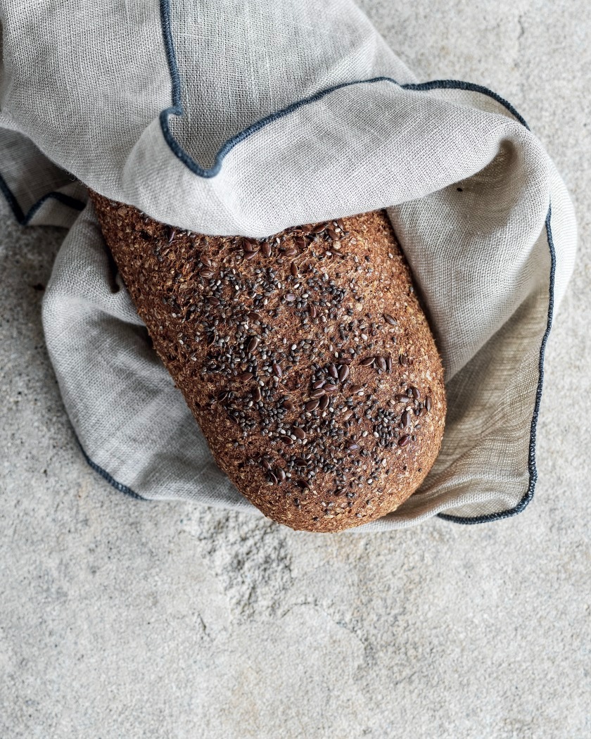 Elverbrød som rugbrød.
En mættende variation med gode kerner og høj fiber.
Hvis du har svært ved at mærke mæthed eller er på vej til at trappe ud af vægttabsmedicin er dette brød værd at prøve.
Elverrugbrød.
1 brød.
• 275 g iskoldt vand
• 20 g ekstra jomfruolivenolie eller rapsolie med smørsmag
• 120 g Elverbrød melblanding
• 1-2 håndfuld frø og kerner, fx hørfrø, sesamfrø, chiafrø eller græskarkerner
• 1 tsk. salt
• Topping: chiafrø
Tænd ikke for varmen, før du sætter brødet ind i ovnen.
Bland vand og olie i en skål.
Bland melblandingen sammen med frø og salt.
Tilsæt væsken og saml hurtigt dejen med en ske.
Form med det samme dejen til et lille rugbrød. Drys med chiafrø.
Stil ovnen på 200 grader varmluft, når du sætter brødet i ovnen.
Bag brødet i 50 minutter.
Lad brødet køle helt af, før du skærer i det.
Opbevares på køl.
www.hartvig-engell.dk/butik