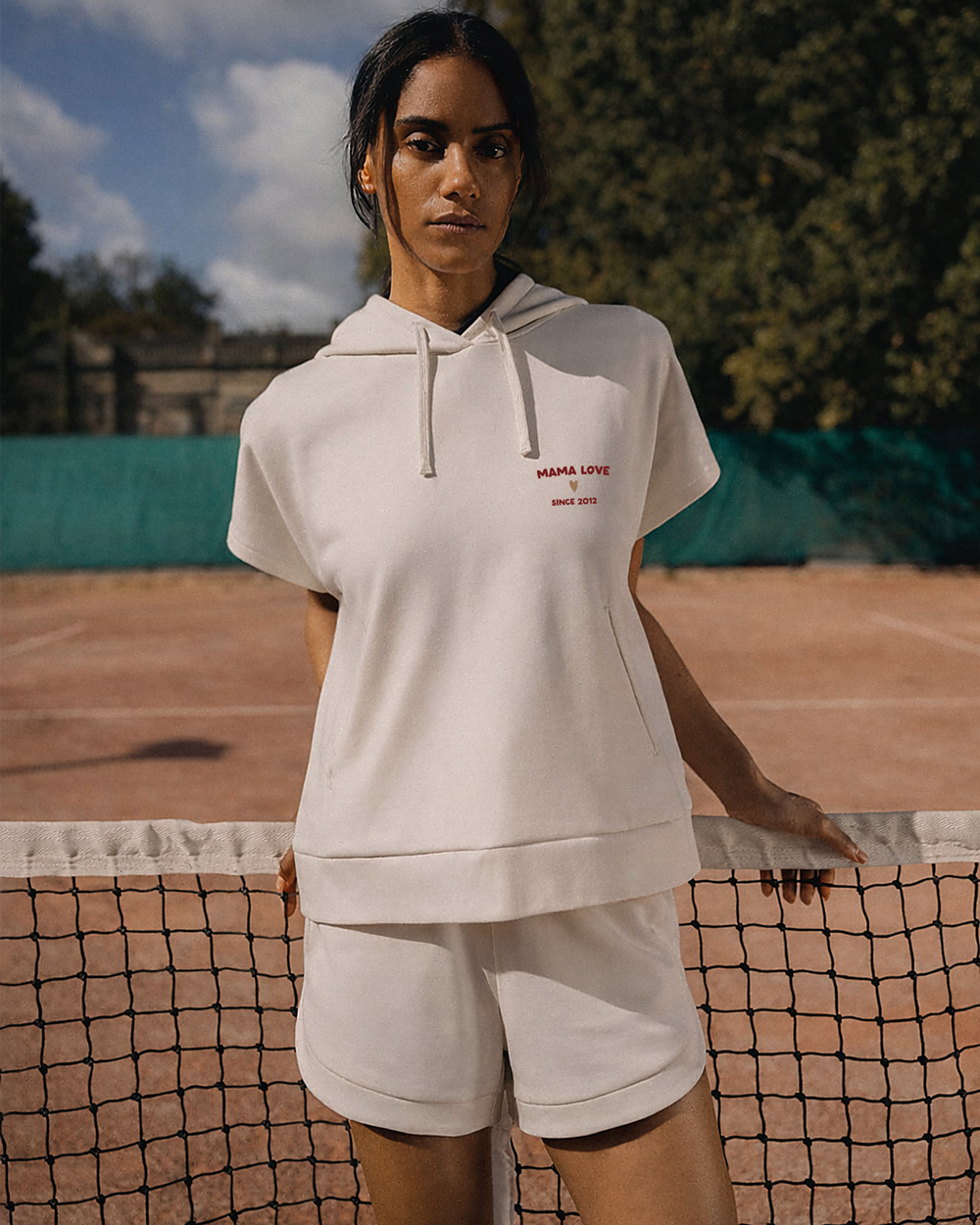 Le sweat parfait quand les beaux jours arrivent.
Coupe oversize, manches courtes, capuche… le modèle SERENA mixe confort et allure avec ce petit twist estival qu’on adore. Ni trop chaud, ni trop léger, juste ce qu’il faut pour les soirées d’été, les retours de plage ou les journées actives.
Facile à enfiler après le sport, à glisser dans une valise week-end ou à porter en ville pour un look cool sans effort.
Et comme toujours, personnalisable. Un mot, un prénom, une énergie… pour en faire une pièce unique, à ton image.
Le genre de sweat qu’on porte tout l’été, et qu’on ne quitte plus ensuite.
#luzetnina #sweatpersonnalise #lookestivale #ideecadeau #styledecontracte
