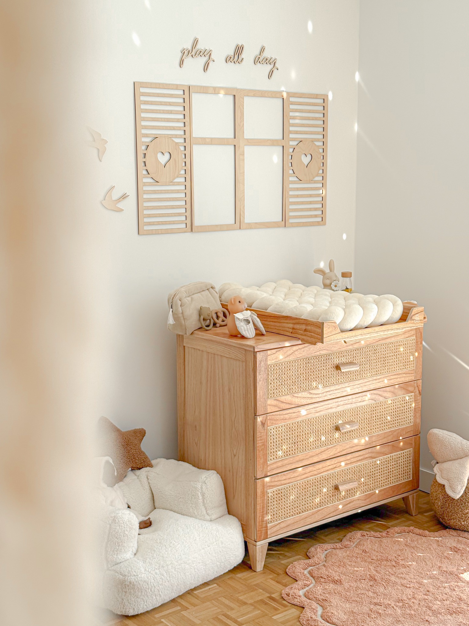Nous sommes ravis d'avoir contribué à la création de cette magnifique chambre bébé, avec notre commode Nami Bois ✨
Nous souhaitons beaucoup de bonheur à Laurine de https://www.instagram.com/anna_mon_bebe/
#chambreBebe #mobilierdurable #TheoBebe #EcoResponsable #theobebe #ChambreBébé #litevolutif #ParentsHeureux #BienÊtre #DécoNaturelle #BébéConfort #BienEtreBebe #chambrebebe #ConfortBébé