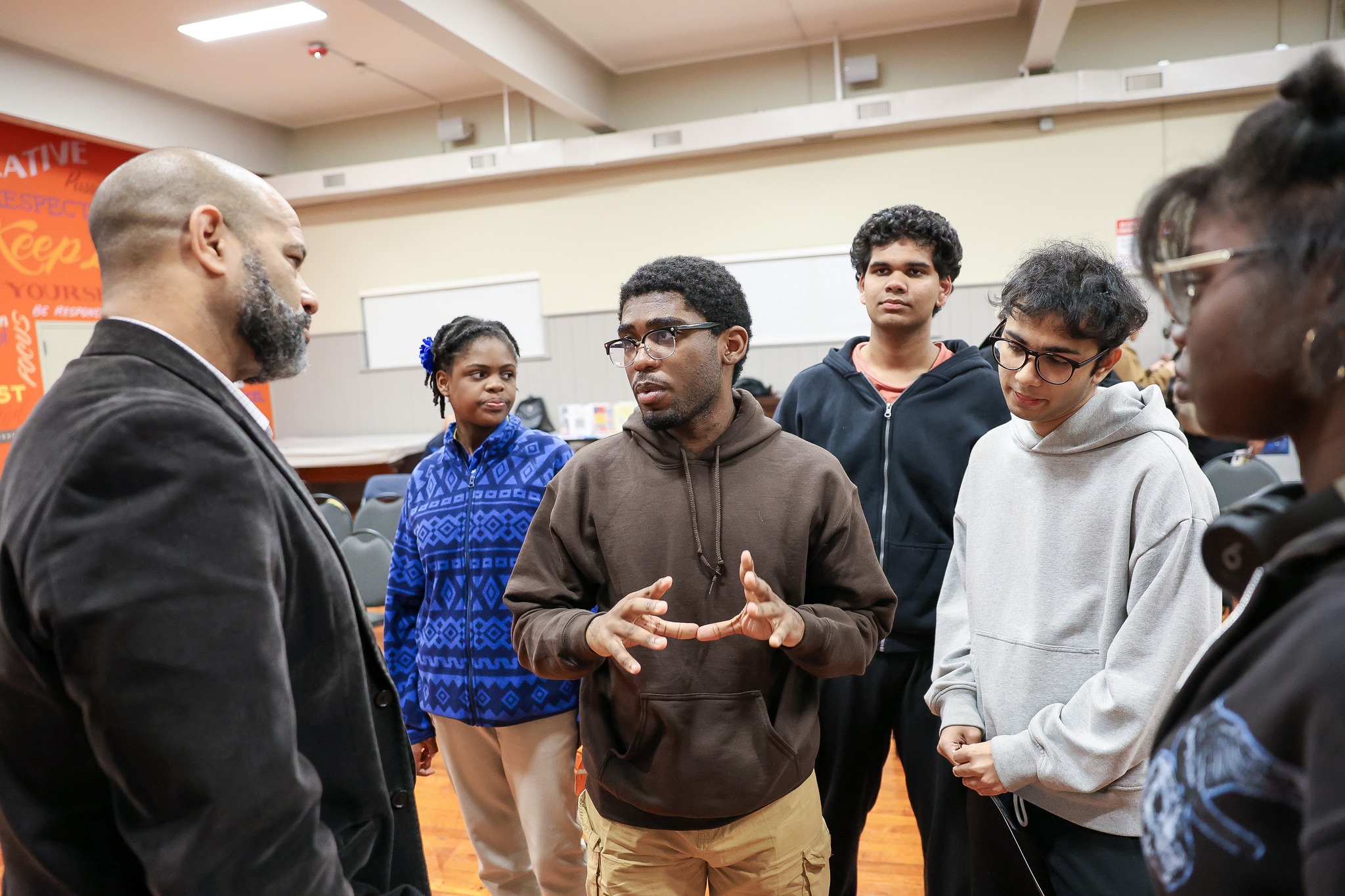 🎤 Last night, Paterson youth filled the Great Falls Youth Center with questions and meaningful conversation during the Paterson Youth Council Mayoral Forum on Youth & Youth Issues.
Students led the discussion—asking thoughtful, impactful questions directly to mayoral candidates Third Ward Councilman Alex Mendez and First Ward Councilman Mike Jackson.
Thank you to the candidates for taking the time to meet with our youth. Through spaces like PYC, young people are encouraged to stay informed, speak up, and stay civically engaged.
#PatersonYouth #PYC #YouthVoice #CivicEngagement @greatfalls_youthcenter