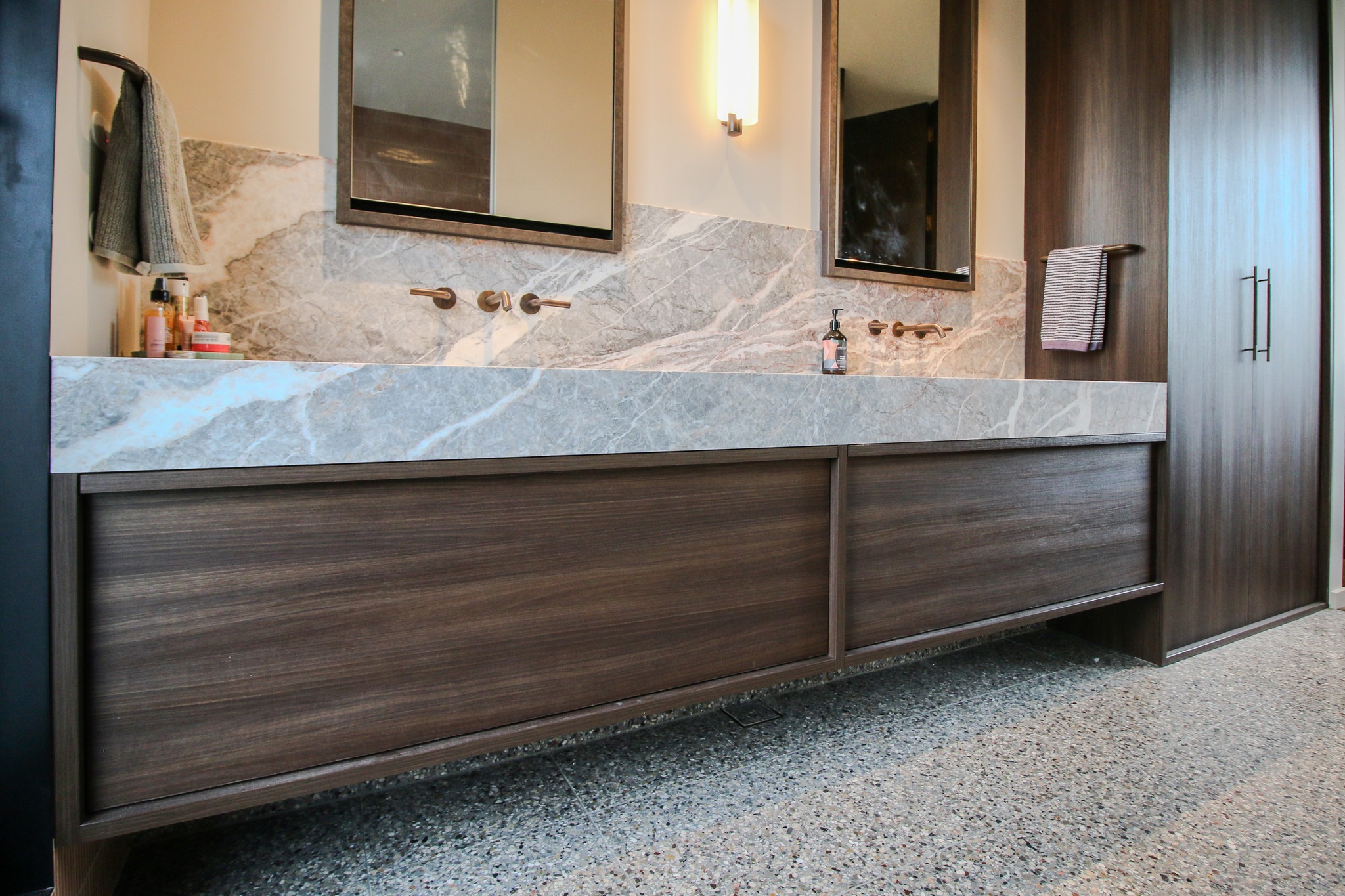 Casa Canobolas / Main Bathroom P.1 / Casa Canobolas blends sleek contemporary lines with warm, natural textures, creating a space that feels both refined and inviting. Our custom joinery brings this vision to life, with seamless cabinetry, curved detailing, and a harmonious balance of form and function.