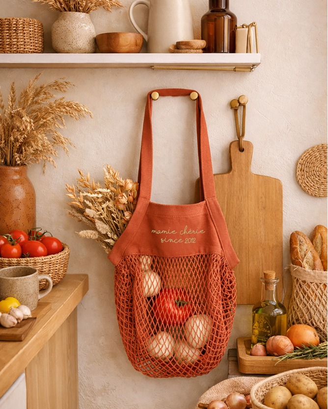 Le sac qu’on ressort dès que le soleil pointe le bout de son nez.
Marché du dimanche, virée à la plage, balade improvisée… le sac filet, c’est l’allié des beaux jours. Léger, pratique, toujours dans le coup, il se glisse partout et se remplit de tout ce que tu aimes.
Et puis ces couleurs acidulées… difficile de résister. Un vrai petit twist good vibes qui sent bon l’été.
Ajoute-y une personnalisation, et il devient carrément unique. Un prénom, un mot doux, une touche à ton image… et voilà un accessoire aussi stylé qu’original.
Le petit plus ? Un cadeau à prix mini qui fait toujours son effet.
#luzetnina #sacfilet #accessoireete #cadeaupersonnalise #ideecadeau