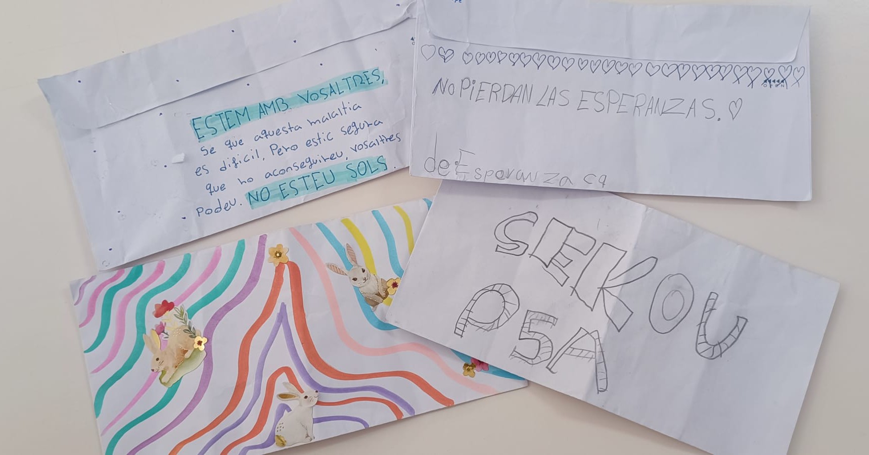💜 Para los niños y niñas del Colegio de Santa Gertrudis… 💜
El pasado fin de semana nos disteis algo más que lo recaudado: nos disteis esperanza en forma de sobres llenos de dibujitos, pegatinas y frases como "No pierdan la esperanza", "Estem amb vosaltres" o "No esteu sols".
Vuestras palabras escritas con manos pequeñas son un abrazo enorme para quienes más lo necesitan. Gracias por recordarnos que nunca estamos solos cuando hay corazones como los vuestros.
Prometemos cuidar cada detalle y seguir luchando, inspirados en vosotros. ¡Sois unos campeones! 🌟
#APAAC #GraciasNiños #LaEsperanzaNoSePierde