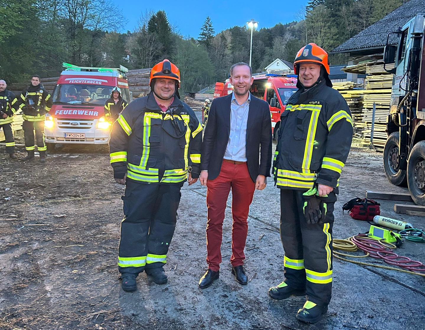 Starke Leistung unserer Feuerwehren 🚒
Bei einer gemeinsamen Frühjahrsübung bei der „Glatzmühle“ in Kaltenmarkt haben die FF Kirchham und die FF Feichtenberg ihr Können und ihr gutes Zusammenspiel eindrucksvoll gezeigt.
Was oft selbstverständlich wirkt, ist das Ergebnis vieler Stunden an Übung und großem persönlichem Einsatz. Gerade die Einsätze zu Jahresbeginn haben wieder gezeigt, wie wichtig verlässliche Feuerwehren für unsere Gemeinde sind – ebenso wie eine starke Jugendarbeit.
Vizebürgermeister Christian Brunner war in Vertretung des Bürgermeisters vor Ort:
„Wenn man das hier miterlebt, sieht man erst, wie viel Engagement dahinter steckt. Unsere Feuerwehren sind da, wenn man sie braucht – und genau das gibt Sicherheit.“
Ein großes Danke an alle Kameradinnen und Kameraden für euren Einsatz!