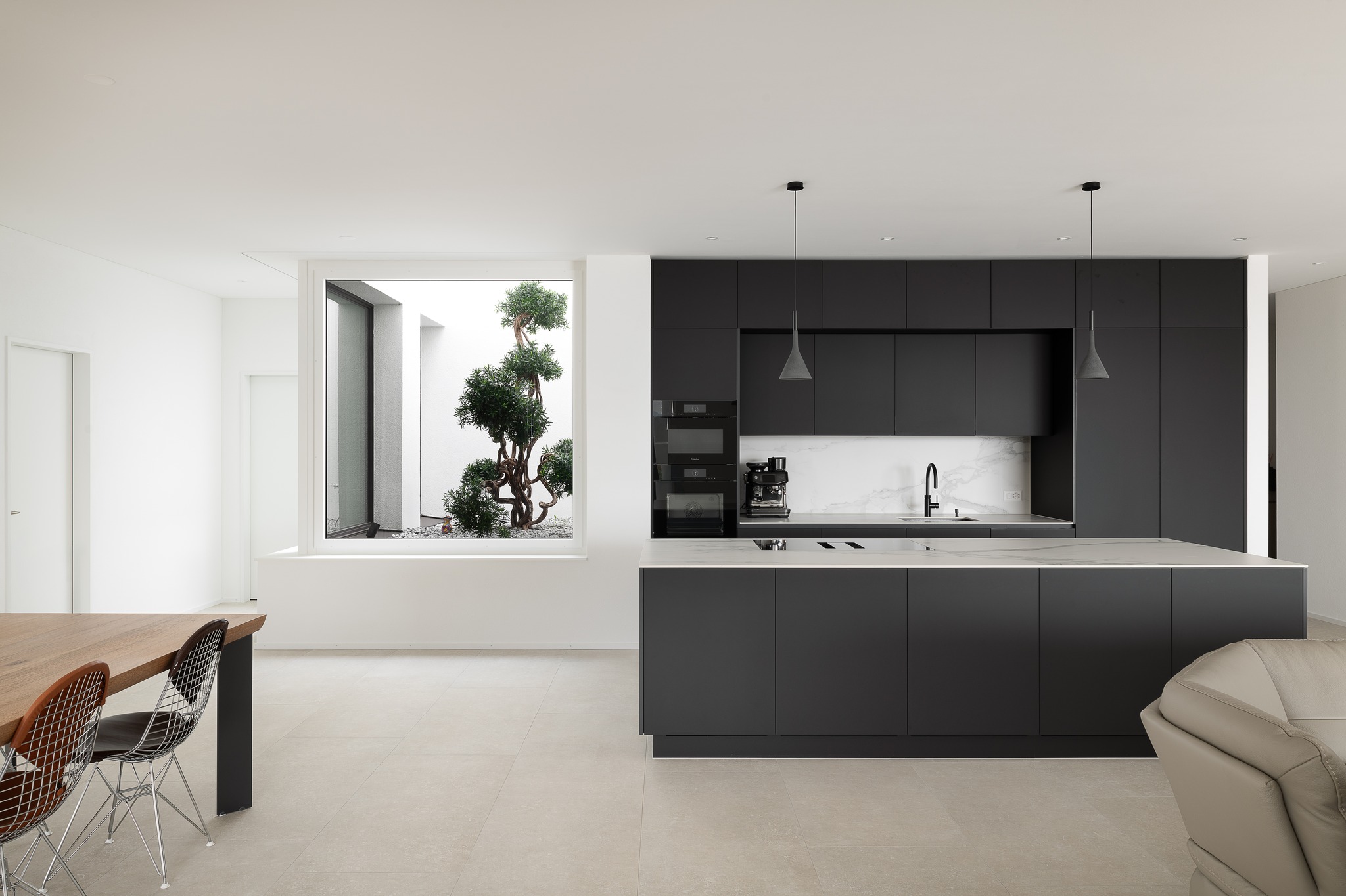 ✨ Exklusives Wohnen beginnt in der Küche.✨
In diesen hochwertigen Eigentumswohnungen vereinen sich edle Materialien, präzise Verarbeitung und modernes Design zu einem harmonischen Gesamtbild.
Die dunklen, matten Fronten schaffen eine ruhige Atmosphäre und unterstreichen die klare Architektur – schlicht, elegant und zeitlos. 🖤
#küchenumbau #zürichsee #massarbeit #aufgehrung #küchendesign #handwerkmitstil #küchemitcharakter
Foto elisa.florian
@barkarchitekten
@elbaukuechen @haecker_kuechen @quookerschweizag