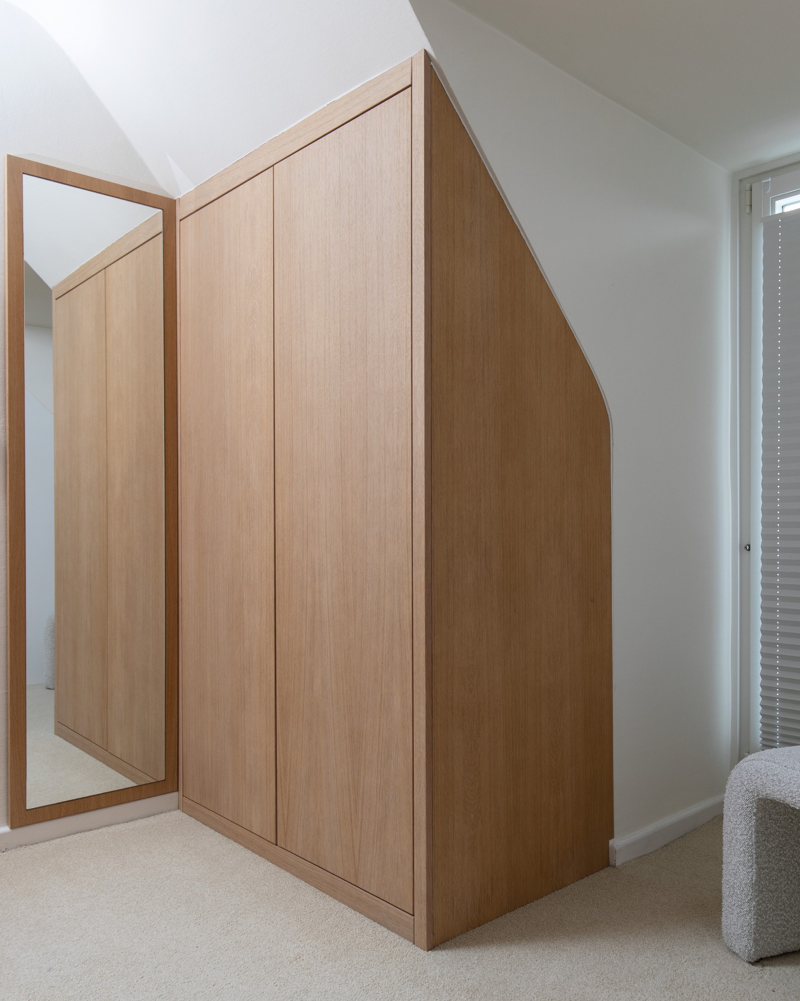 Maßarbeit unter der Schräge. Dieser klassische Einbauschrank nutzt jeden Zentimeter optimal – perfekt eingepasst in die Dachschräge. Außen edles Eiche-Echtholzfurnier, innen farblackiert für einen modernen Kontrast. Das integrierte LED-Licht sorgt für stimmungsvolle Akzente und perfekte Übersicht.
#custommade #wohninspiration #innenausbau #holzhochzwei