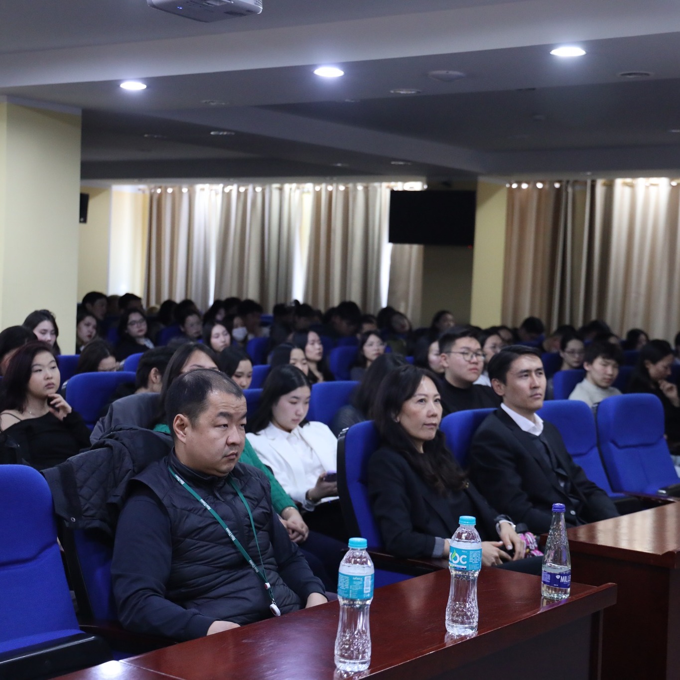 Рио Тинто Монгол ХХК-ийн танилцуулах уулзалт боллоо.
Rio Tinto Монгол ХХК-ийн танилцуулах уулзалт 2026 оны 4 дүгээр сарын 20-нд зохион байгуулагдлаа. Уулзалтад Rio Tinto Монгол ХХК-ийн Гүйцэтгэх захирал Х.Амаржаргал, Гадаад харилцаа, түншлэл, хамтын ажиллагаа хариуцсан захирал Б.Түвшин, Компанийн хэрэг эрхлэх ерөнхий зөвлөх О.Анар нар оролцож, компанийн үйл ажиллагаа, хэрэгжүүлж буй төсөл, хөтөлбөрүүдийн талаар манай оюутнуудад танилцууллаа.
Танилцуулгын үеэр оюутнуудад зориулсан тэтгэлэгт хөтөлбөр, дадлага хийх боломж, мэргэжлийн ур чадварыг хөгжүүлэх талаар асуулт асууж, компанийн төлөөллөөс хариулт авсан юм.
#ХүмүүнлэгийнУхааныИхСургууль #HumanitiesUniversity #хис #riotinto #Мэдлэг #Мэдээлэл