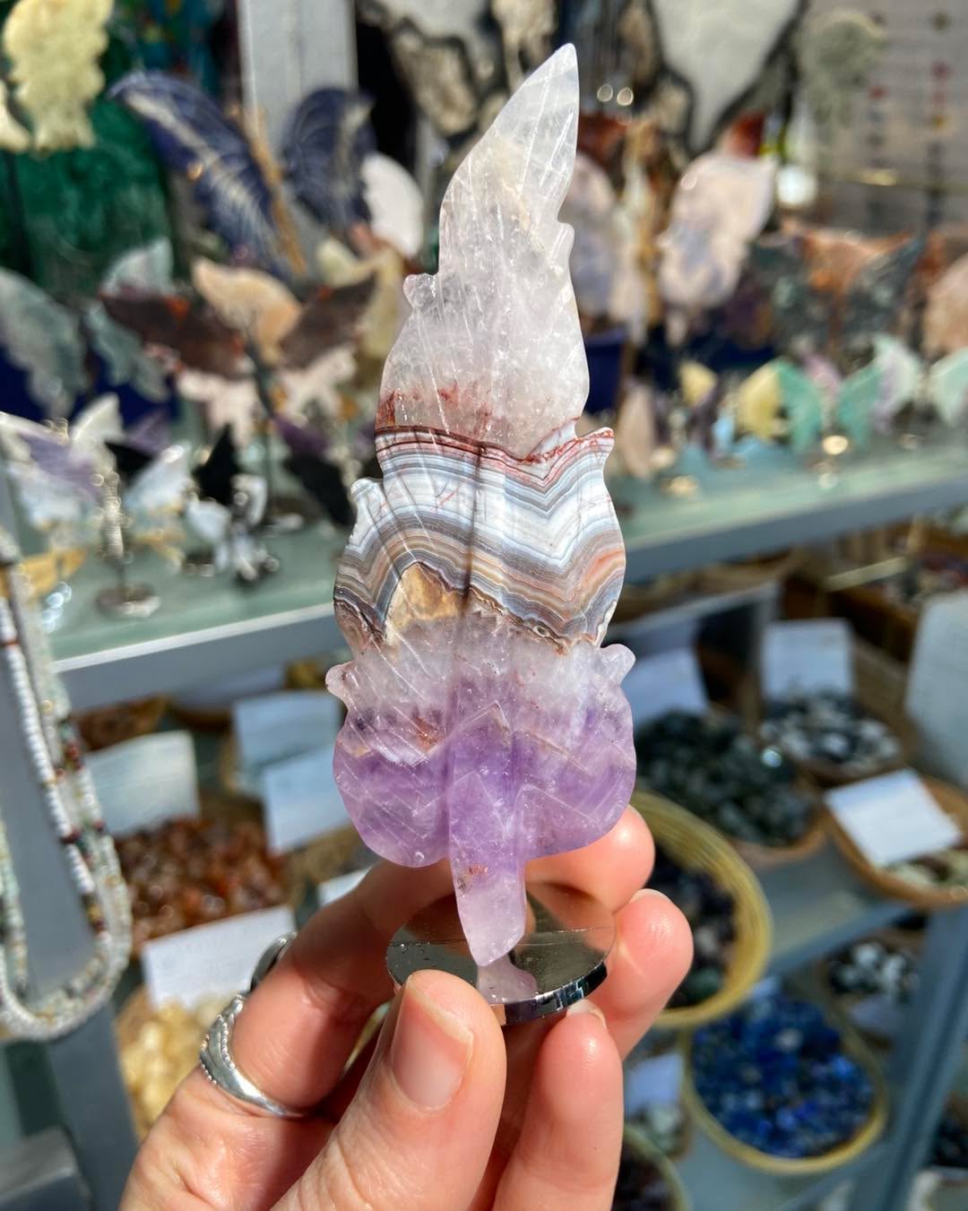 We have had a big delivery of crystal feather carvings ✨🪶🌟
These make beautiful gifts and come with a built in stand for display
For more information or to purchase give us a message or comment down below
.
.
.
#crystalshopuk #crystalfeathers #crystalmagic