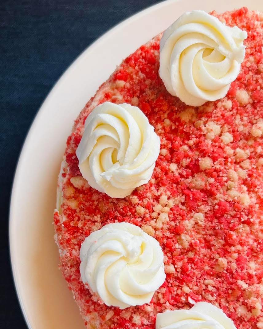 🍓Seasonal Strawberry Shortcake Cheesecake! Gluten free (but you would never know it)!
🍓Vanilla cheesecake swirled with strawberry jam on top of gluten free shortbread crust. Finished with strawberry shortcake crumble & sweetened whipped cream cheese on top!
🍓Enjoy at all Sidewall Pizza locations by the slice!
#strawberry #cheesecake #glutenfree #gvltoday #greenville360