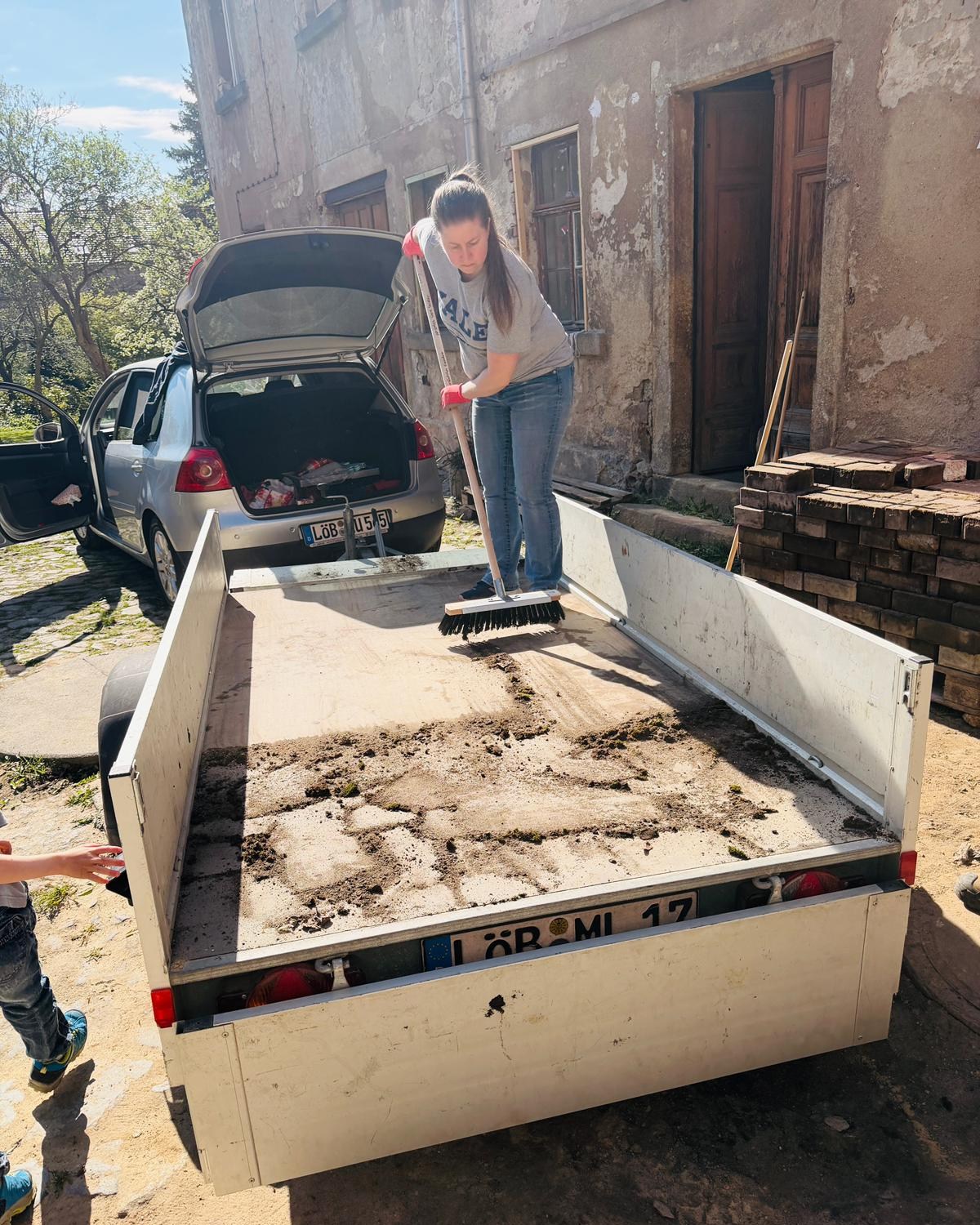 Liebes Tagebuch,
am Samstag dachten wir wirklich, der Tag wird entspannt. So richtig im „Baustellen-Läuft-Schon“-Modus. Sonne scheint, Shirt sitzt, Brille auf der Nase und man fühlt sich fast wie im Urlaub – bis man merkt: nope, immer noch Baustelle.
Lars zog los: „Mit Schubkarre wird das heute nichts, wir brauchen einen Anhänger. Gesagt, getan der Anhänger stand im Hof. Tief im Inneren dachte Lars heimlich an seinen Bagger ach, wäre der jetzt nur hier. Margrit sagte: „Ach, Hammer geht auch!“ und fing an, einen Stein nach dem anderen aus dem Boden zu ziehen. Vicky dachte sich: „Ach, mit der Schaufel geht’s leichter“ und fing ebenfalls an, einen Stein nach dem anderen aus dem Boden zu ziehen.
Und zwischen Spaten, Brecheisen und ein paar Steinen glänzte plötzlich der liebe Veysi hervor! Einfach dazu gemogelt. Mit schnaufendem Guten Morgen, gings den Steinen gleich viel schneller an den Kragen Währenddessen nahmen René und Lars das Thema durch, das Lars den gesamten Vormittag beschäftigte:
„WIESO KOMMT STEFFI IMMER ZU SPÄT?!“
Steffi und Margrit sagten: „Ab 9 ist nicht gleich Punkt 9!“
Lars stand da, als hätte er gerade ein ungelöstes Rätsel der Menschheit entdeckt, grübelte, rechnete innerlich Uhrzeiten durch und kam nach gefühlt 20 Minuten zu einem Schluss: Steffi hat kein Zeitproblem – die Zeit hat ein Steffi-Problem.
Beim Aufladen meinten Steffi, Vicky und Margrit: „Ey, das ist kein Anhänger, das ist Tetris!“
Und irgendwo im Kopf lief schon die Musik: düdüdü…
Und ab da war Schluss mit normal. Steine wurden gedreht, geschoben, diskutiert:
„Der passt noch!“
„Nur wenn du ihn drehst!“
„Das ist kein Stein, das ist ein Endgegner!“
Alle sortierten, drehten, lachten und dann hatte Lars die Idee des Tages: Steinzeit-Tetris
Ob das bei Jana im Spielzeugladen ein Erfolg wäre?!
Am Ende lagen – getreu dem Motto „Übung macht den Meister“ – alle Steine nach DIN-Norm akkurat im Hof aufgestapelt. Fazit des Tages:
Entspannt war anders… aber wir haben ein neues Spiel erfunden:
🧱 Steinzeit-Tetris – Level Baustelle 🧱